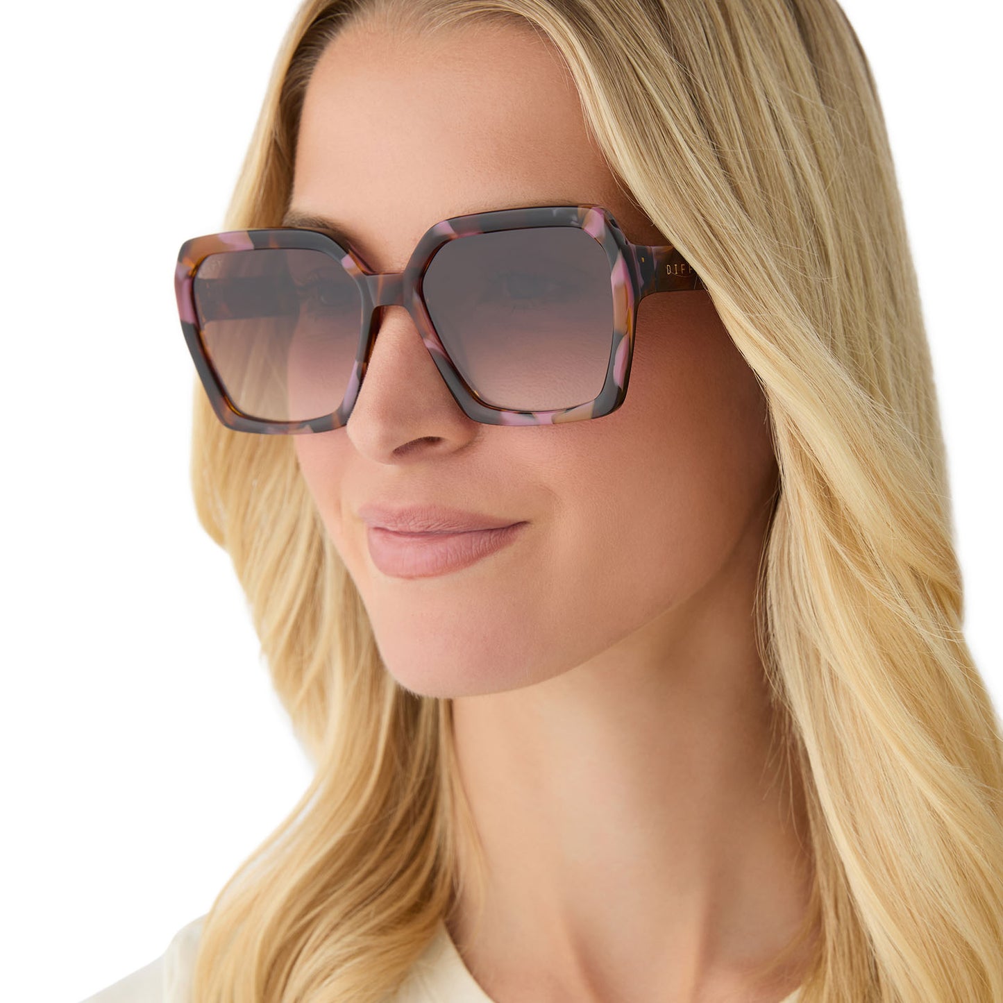 on model - female wearing diff eyewear featuring the sloane square sunglasses with a torino brown pink tortoise frame and brown gradient lenses angled view