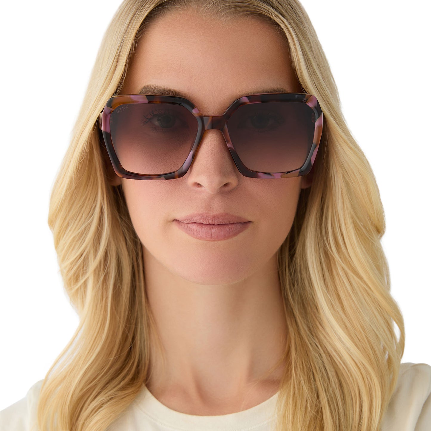 on model - female wearing diff eyewear featuring the sloane square sunglasses with a torino brown pink tortoise frame and brown gradient lenses front view