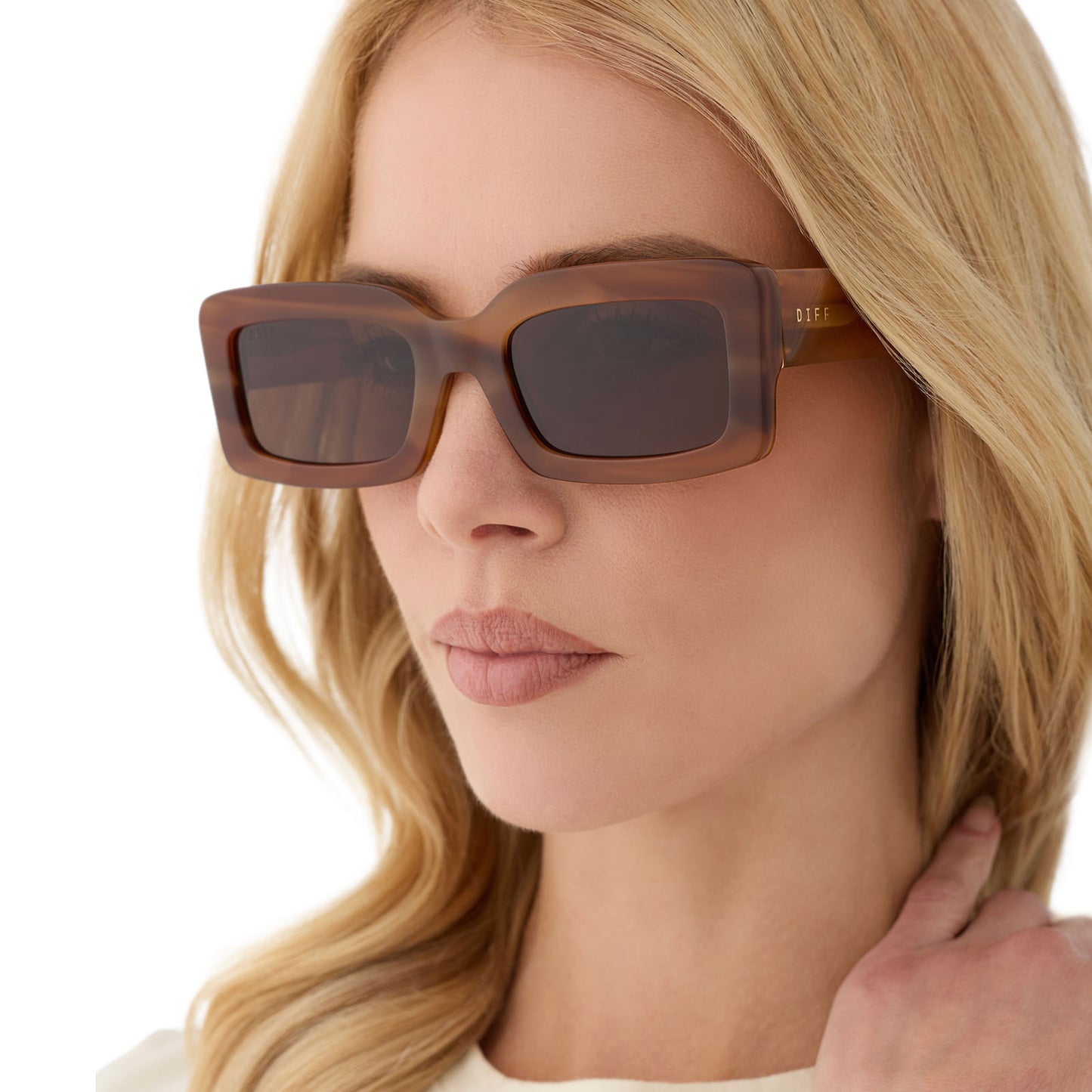 on model - female wearing diff eyewear featuring the indy rectangle sunglasses with a tawny brown tortoise frame and brown polarized lenses angled view