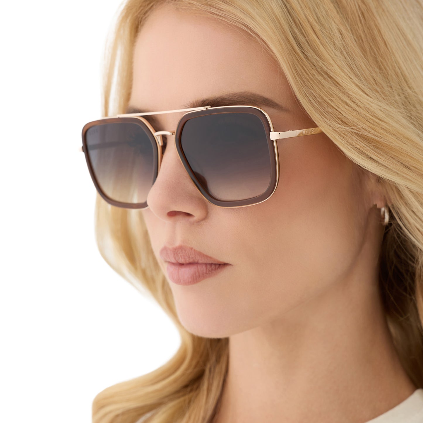 on model - blonde female wearing diff eyewear featuring the jordan navigator sunglasses with a whiskey with gold frame and grey gradient lenses angled view