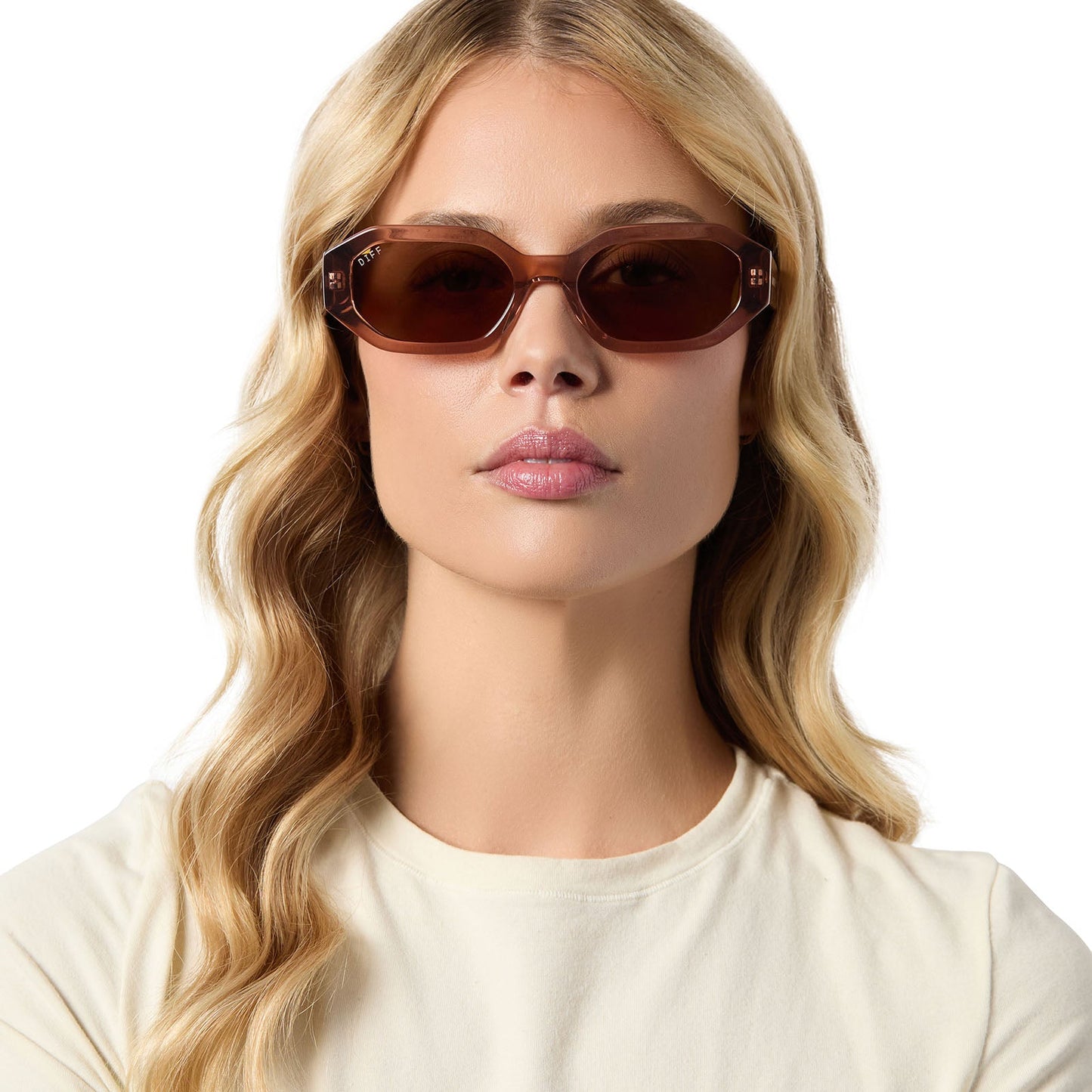 on model - blonde female wearing diff eyewear allegra square sunglasses with a cafe ole brown acetate frame and brown flash polarized lenses front view