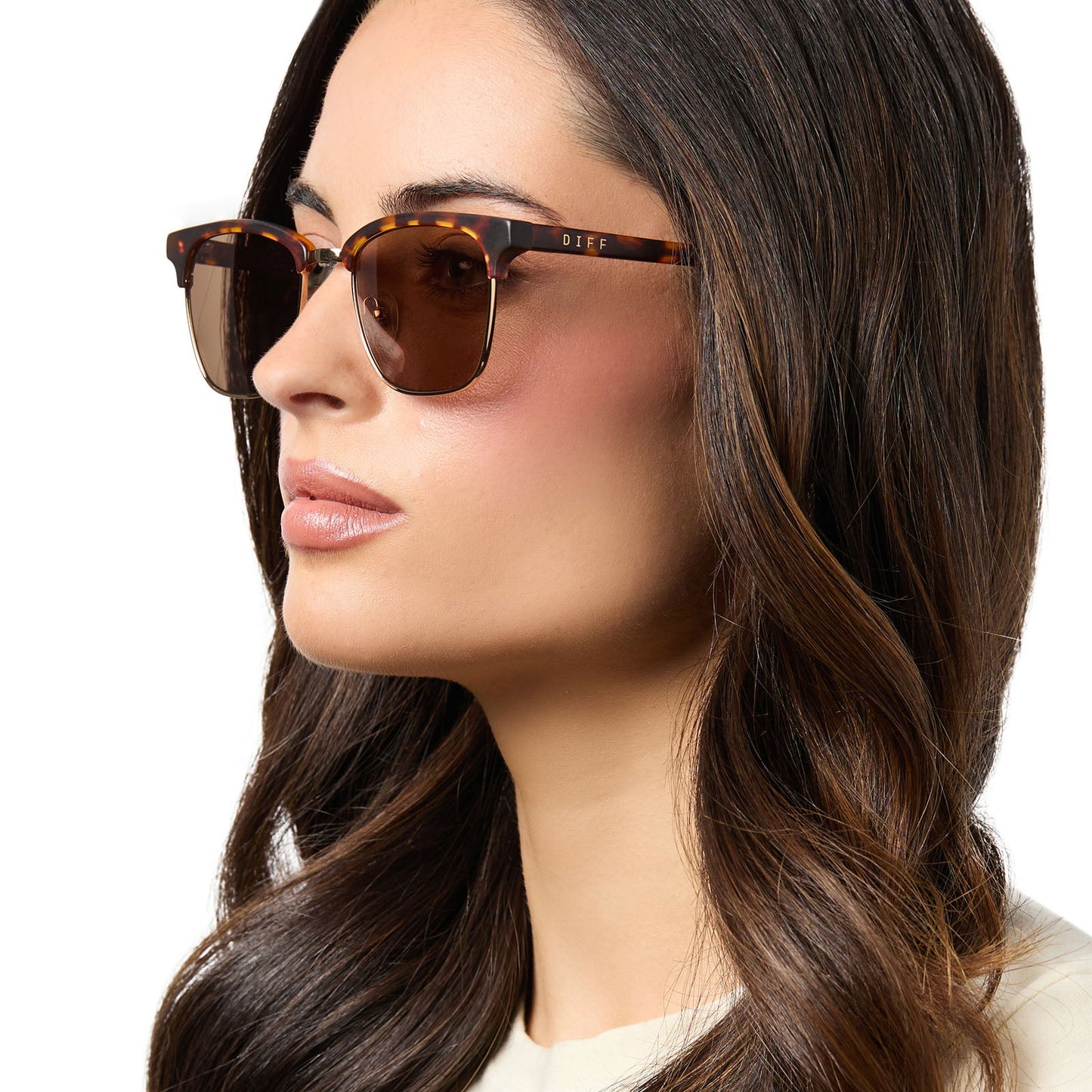 on model - female wearing diff eyewear biarritz square sunglasses with a rich tortoise/gold frame and brown polarized lenses angled view