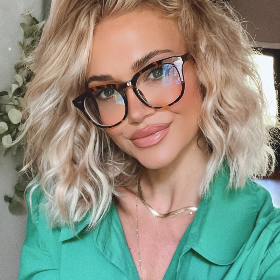 Influencer Ashley Smith wearing Weston Amber Tortoise with Blue Light Eyeglasses