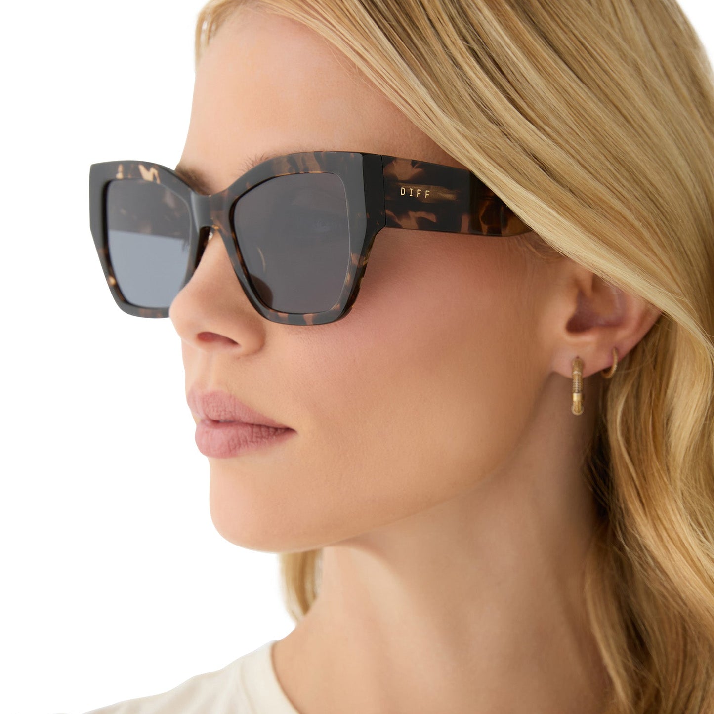 on model - female wearing diff eyewear featuring the vivienne cat eye sunglasses with a espresso tortoise frame and grey polarized lenses angled view