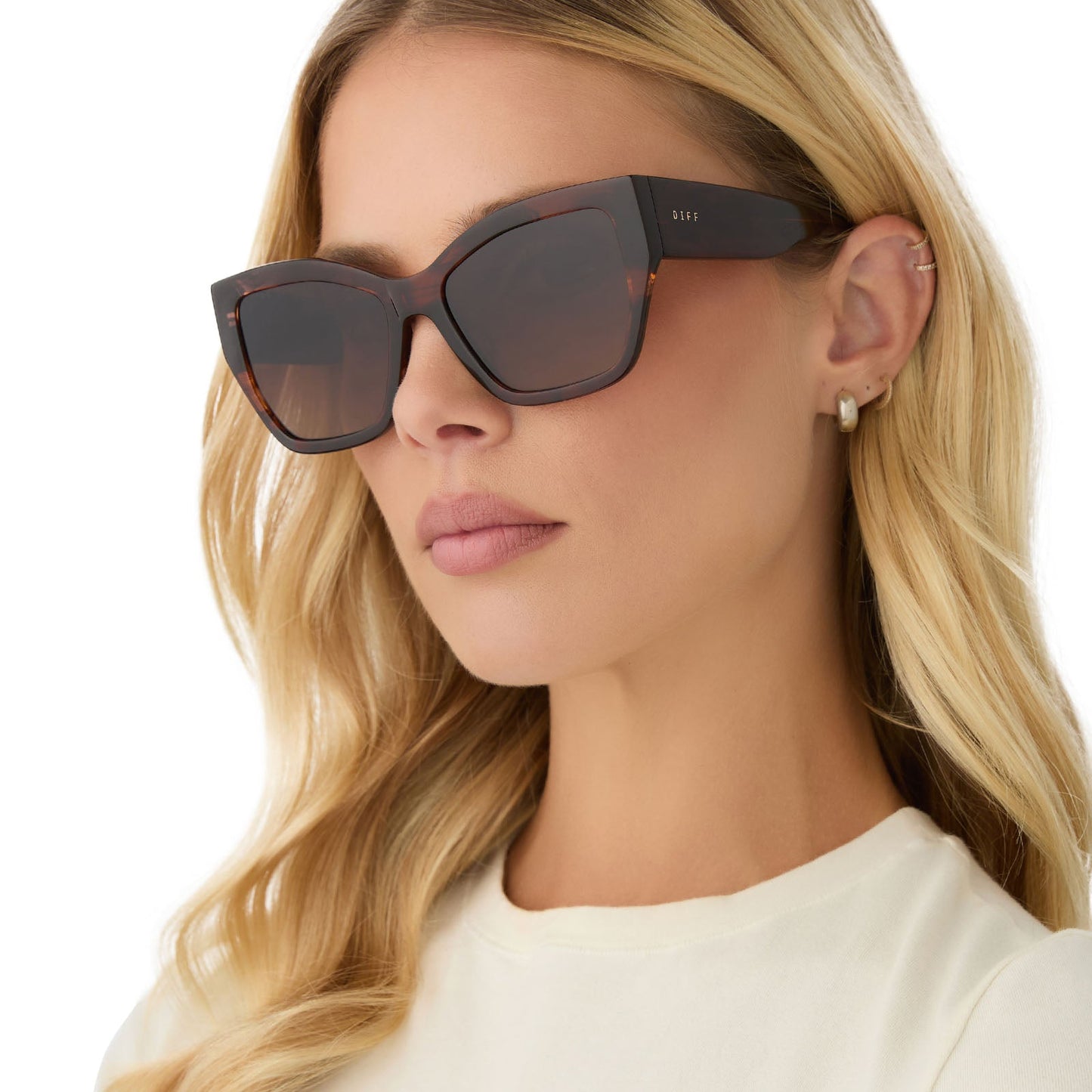 on model - female wearing diff eyewear featuring the vivienne cateye sunglasses with a sequoia tortoise frame and brown gradient polarized lenses angled view