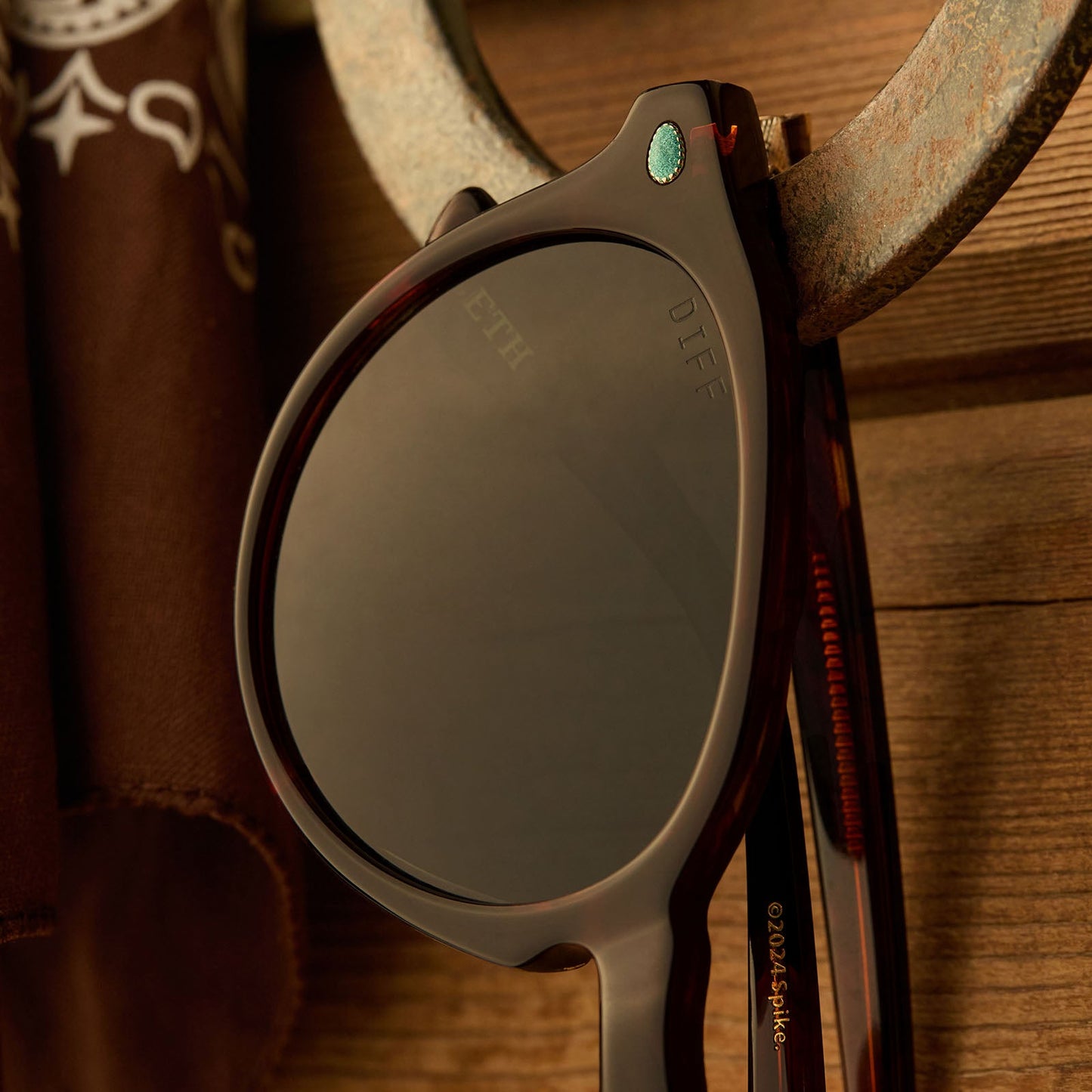 diff eyewear yellowstone beth sunglasses sequoia & blue green gradient front detailed view