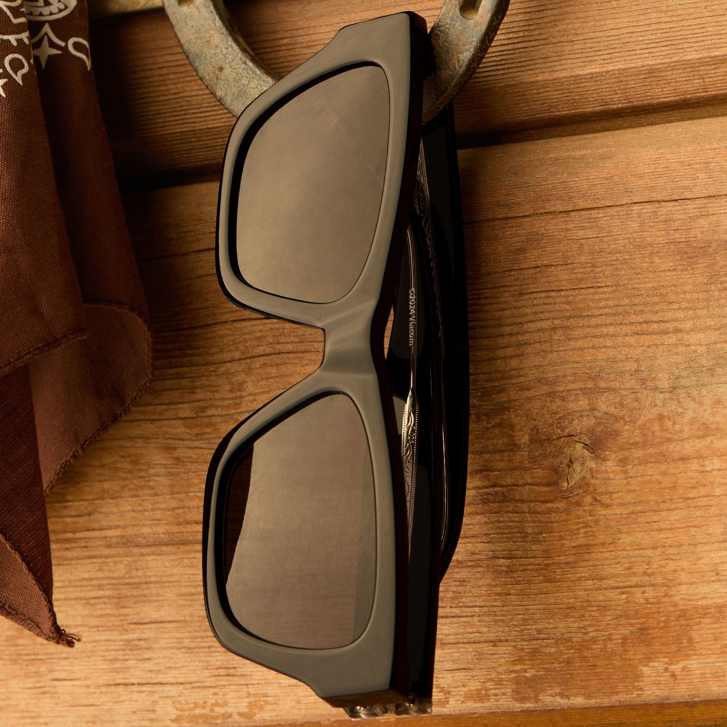 diff eyewear yellowstone beth ii sunglasses black & grey