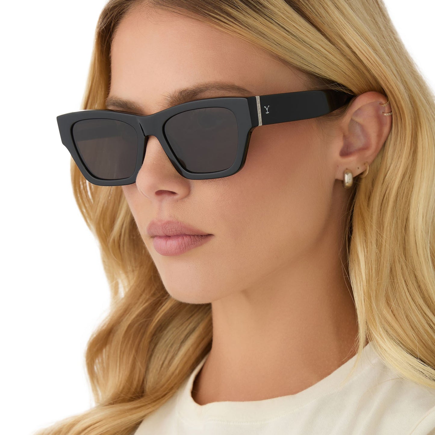on model - female wearing diff eyewear yellowstone beth ii sunglasses black & grey angled view