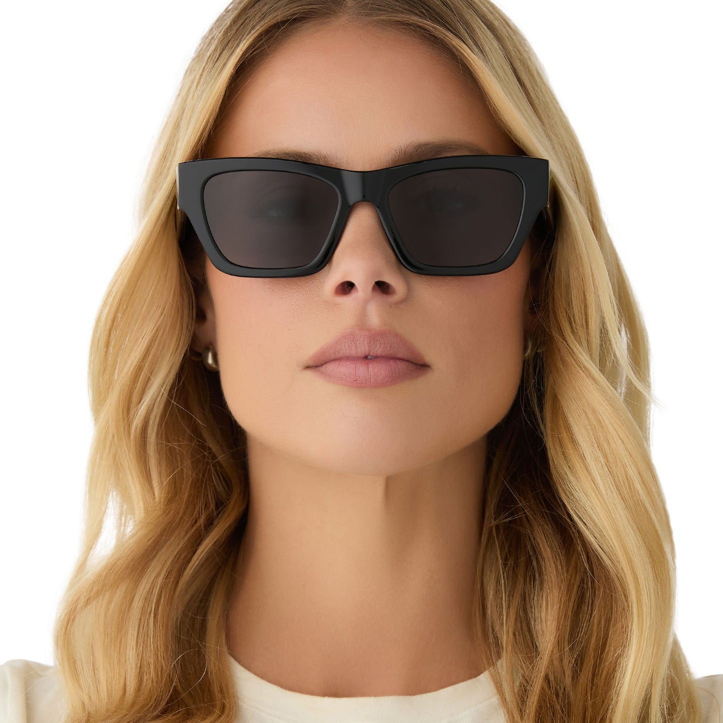 on model - female wearing diff eyewear yellowstone beth ii sunglasses black & grey front view