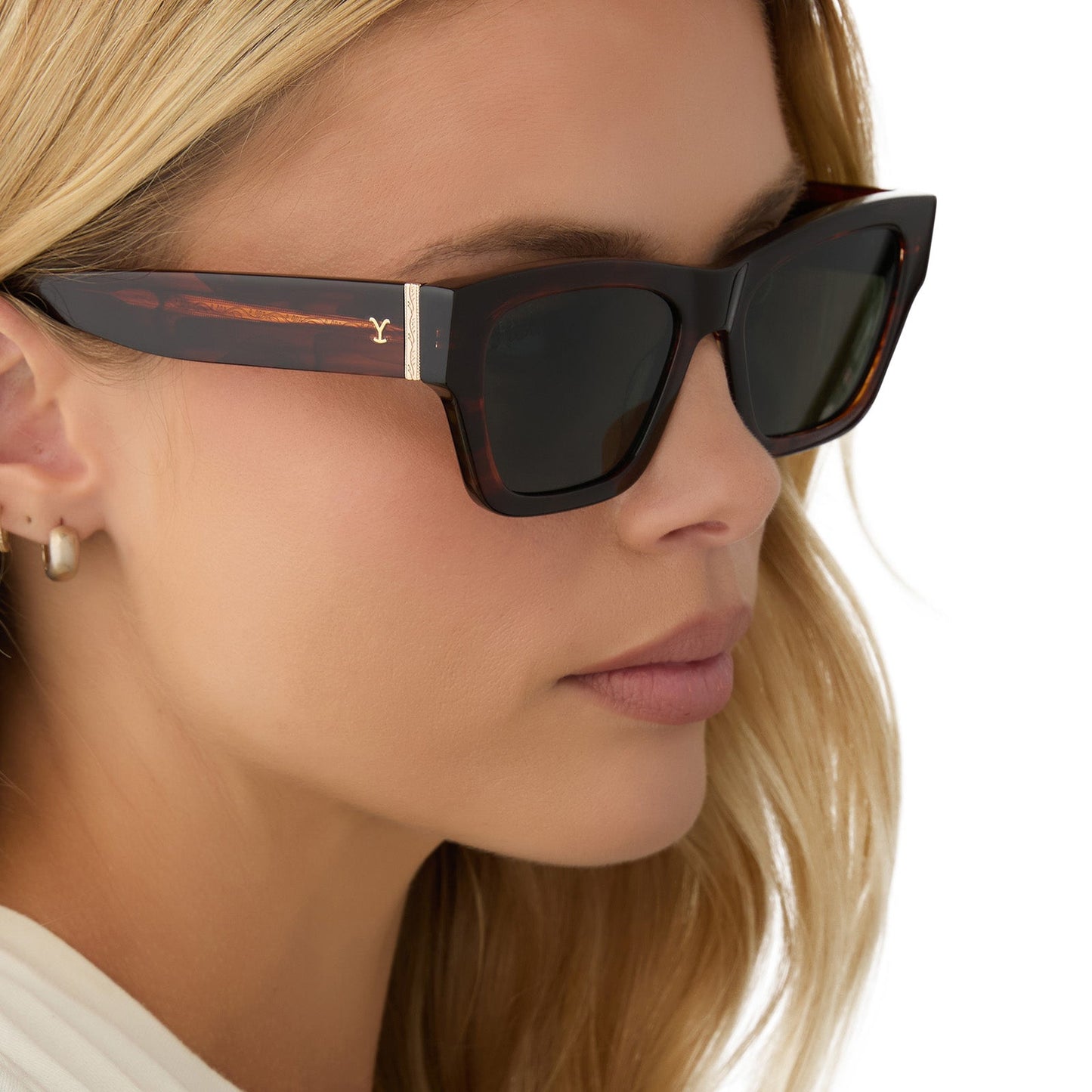 on model - female wearing diff eyewear yellowstone beth ii sunglasses sequoia & g15 side view