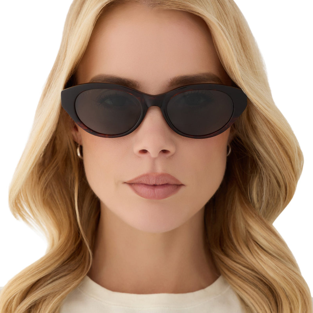 on model - blonde female wearing yellowstone x diff eyewear featuring the teeter round sunglasses with a western sequoia acetate frame and green g15 polarized lenses front view