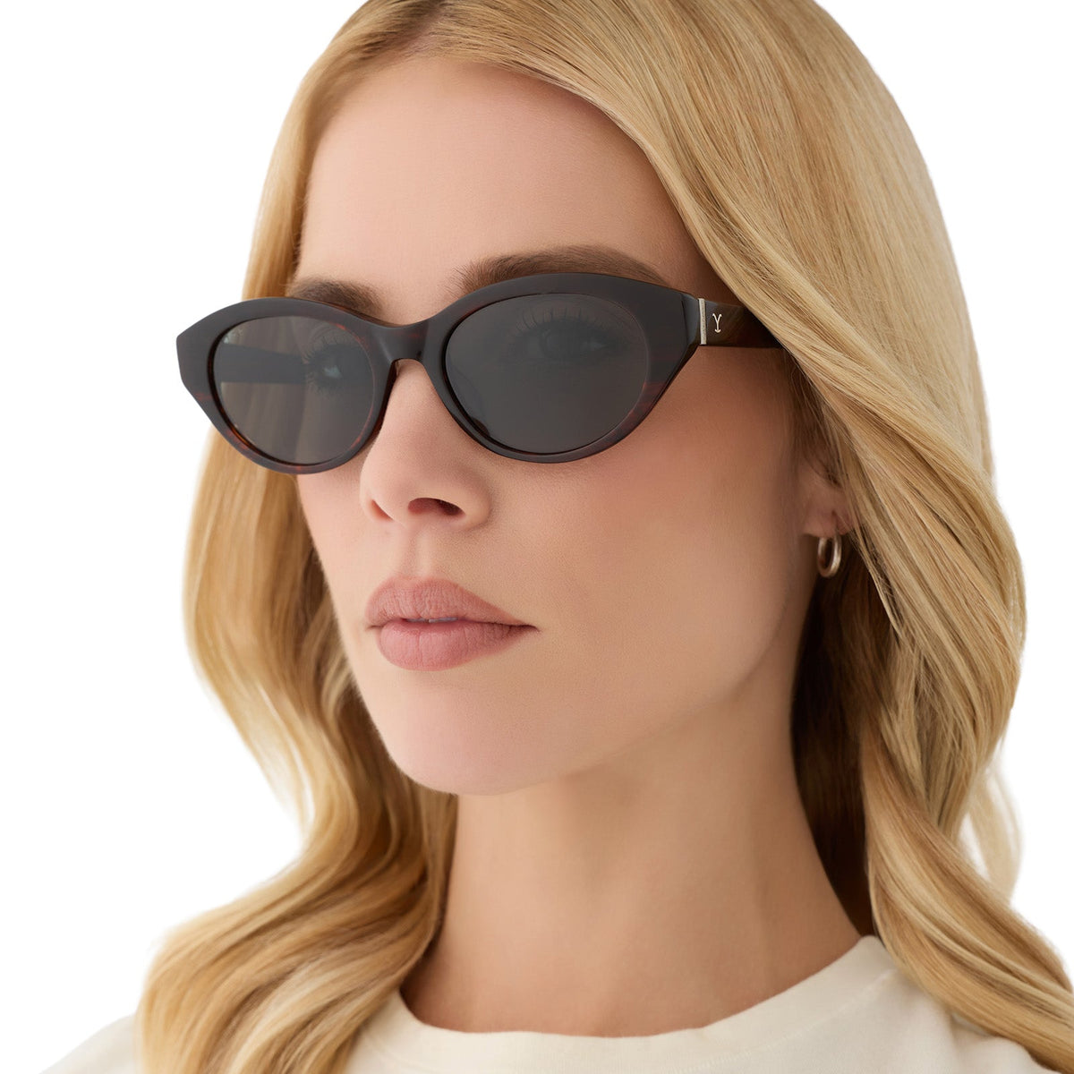 on model - blonde female wearing yellowstone x diff eyewear featuring the teeter round sunglasses with a western sequoia acetate frame and green g15 polarized lenses angled view