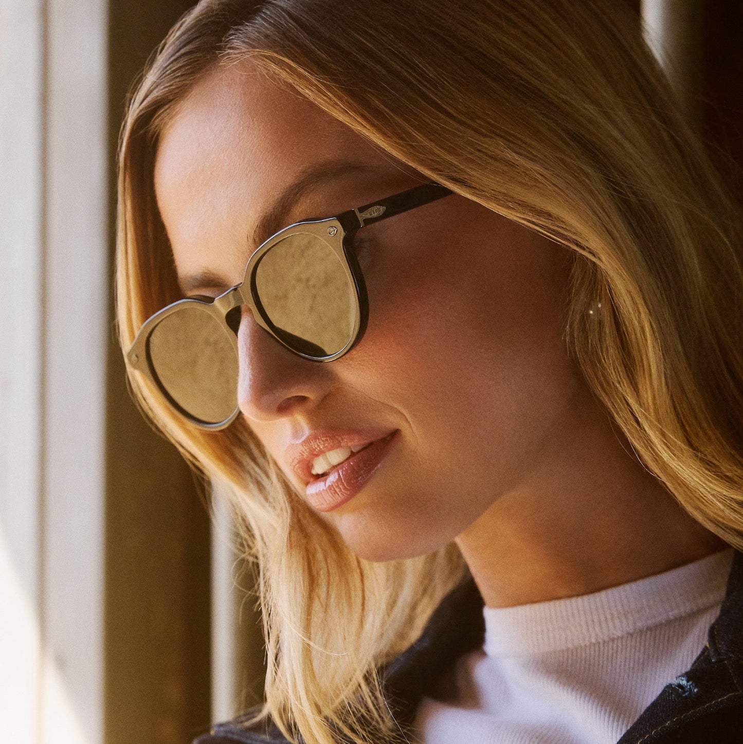 lifestyle - female wearing diff eyewear yellowstone beth sunglasses black & g15 side view