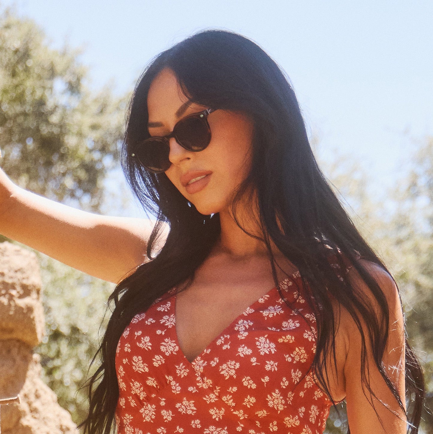 lifestyle - female wearing diff eyewear yellowstone beth sunglasses sequoia & blue green gradient front view