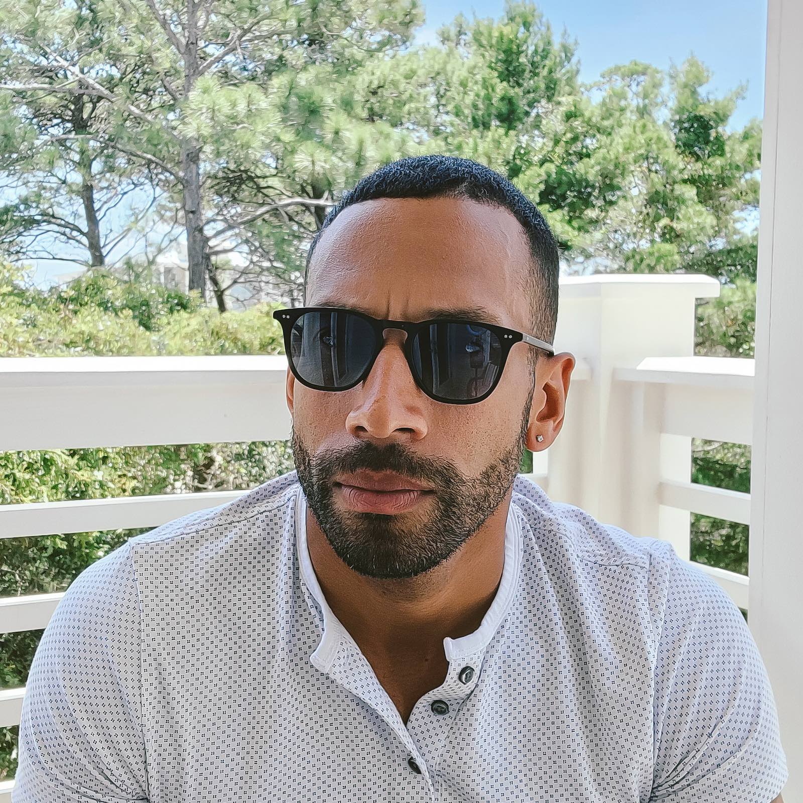 lifestyle - fitmrmom wearing diff eyewear maxwell square sunglasses in black and grey polarized lenses