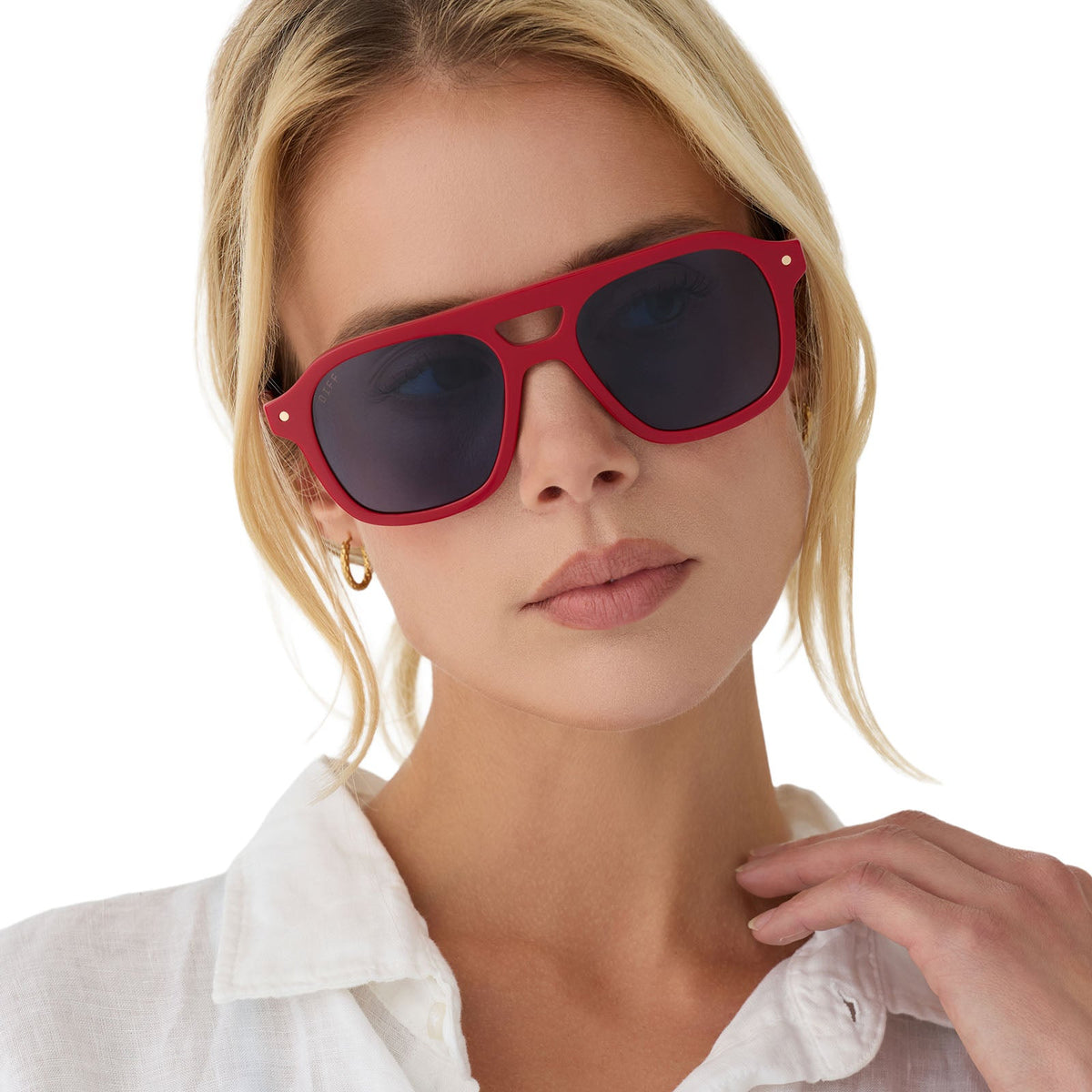 on model - female wearing beach riot x diff eyewear the coast navigator sunglasses with a red acetate frame and navy blue lenses front view