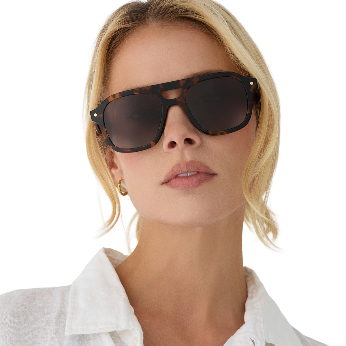 on model - female wearing beach riot x diff eyewear the coast navigator sunglasses with a tortoise acetate frame and brown gradient lenses front view
