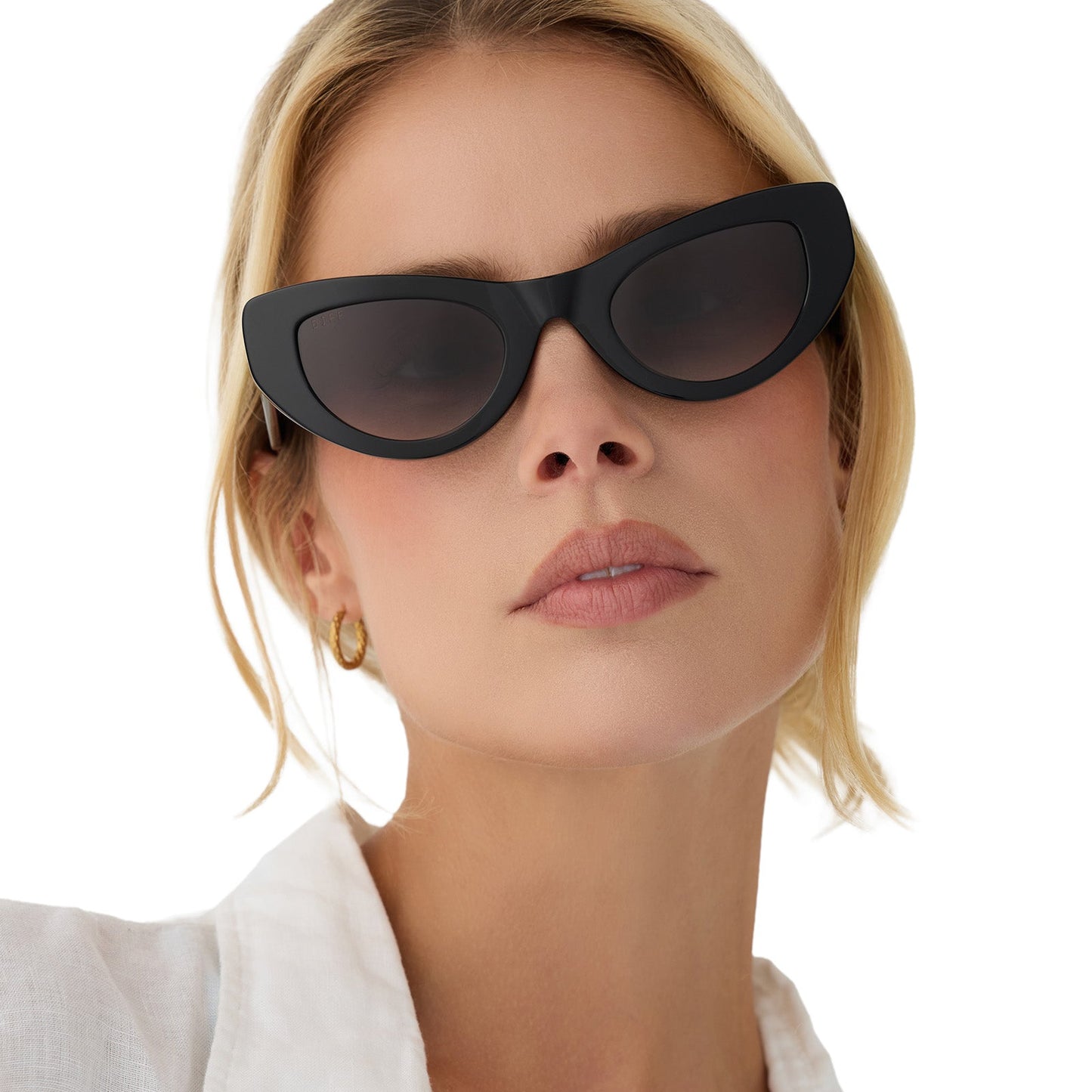 on model - female wearing beach riot x diff eyewear the mesa cat eye sunglasses with a black acetate frame and grey gradient lenses front view