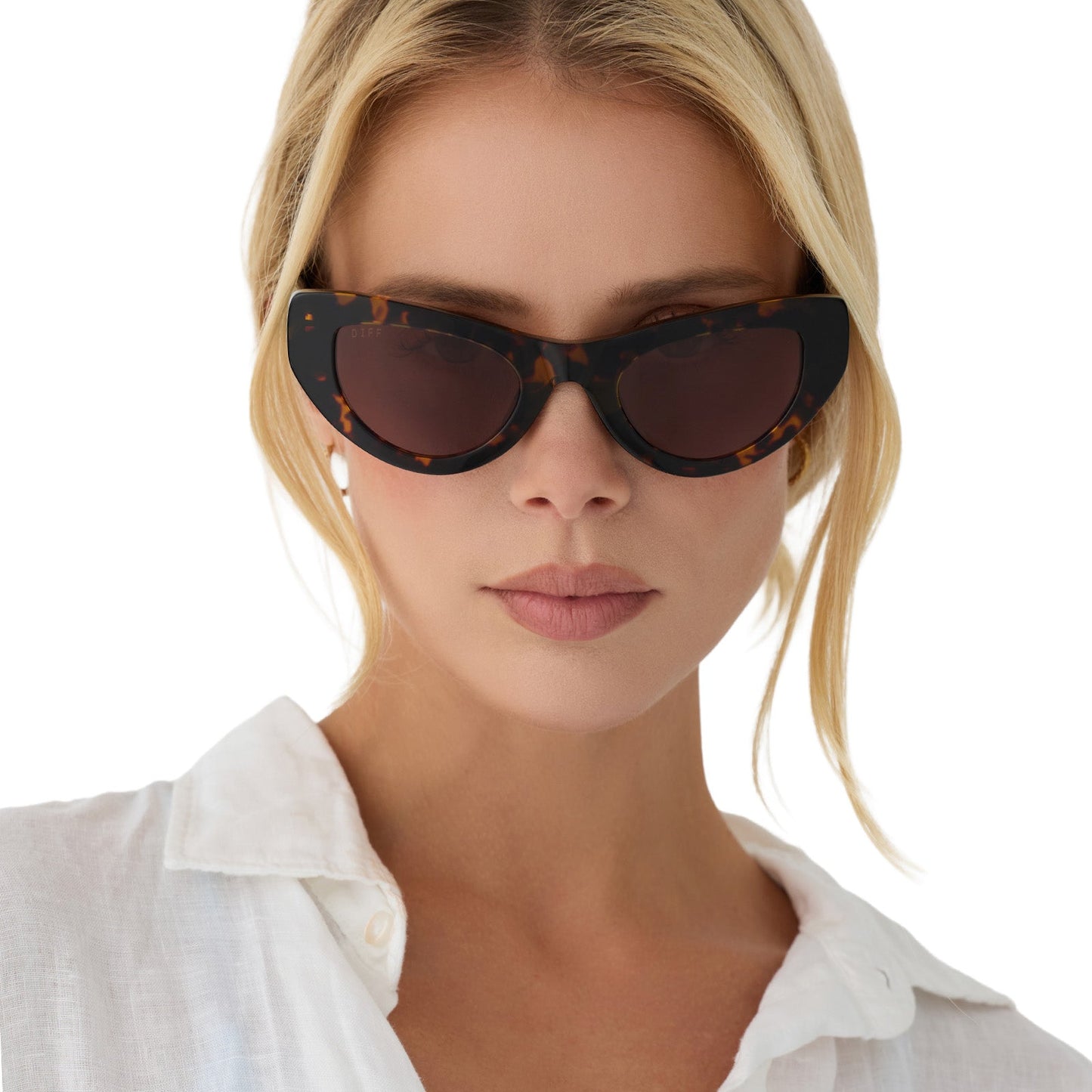 on model - female wearing beach riot x diff eyewear the mesa cat eye sunglasses with a tortoise acetate frame and brown lenses front view