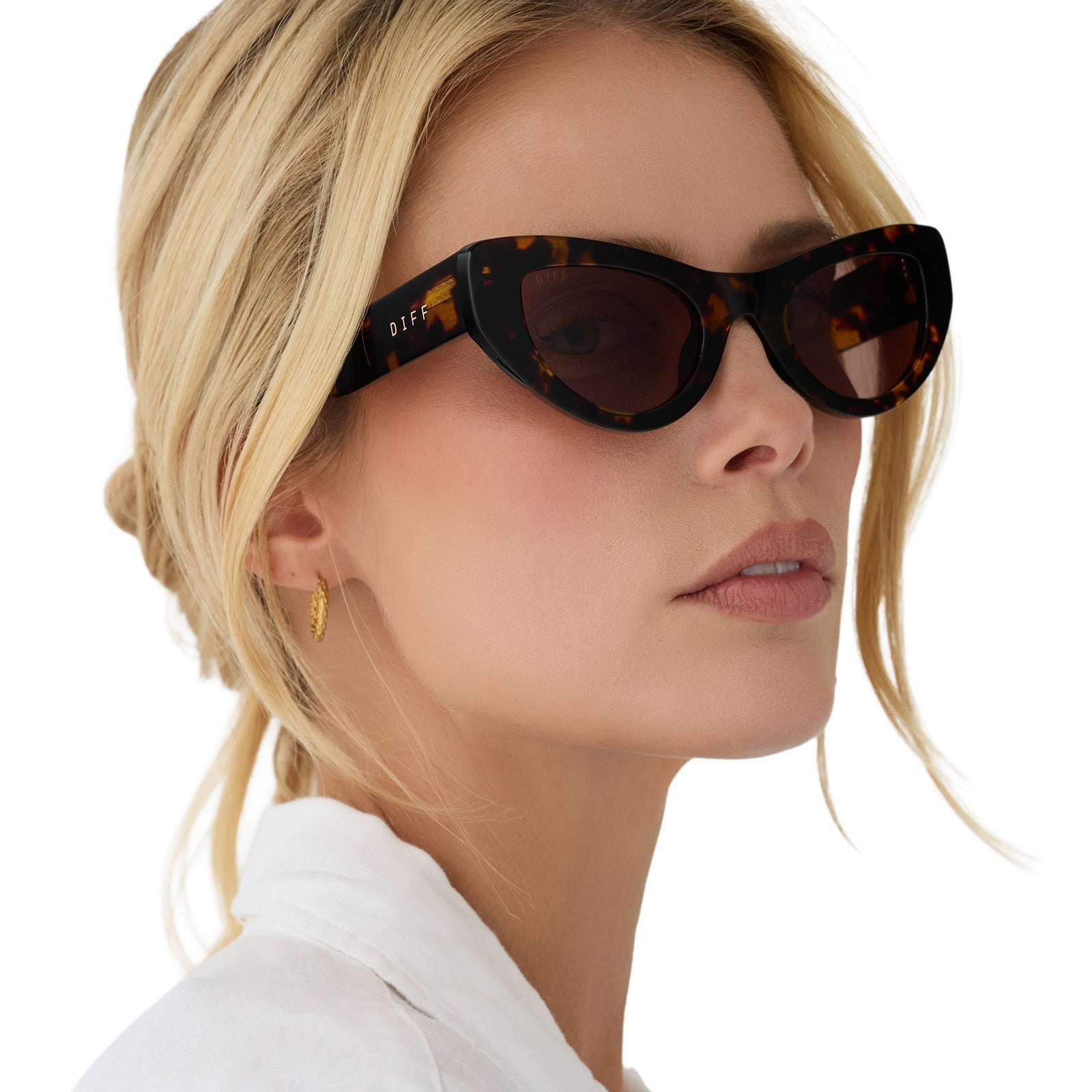 on model - female wearing beach riot x diff eyewear the mesa cat eye sunglasses with a tortoise acetate frame and brown lenses angled view