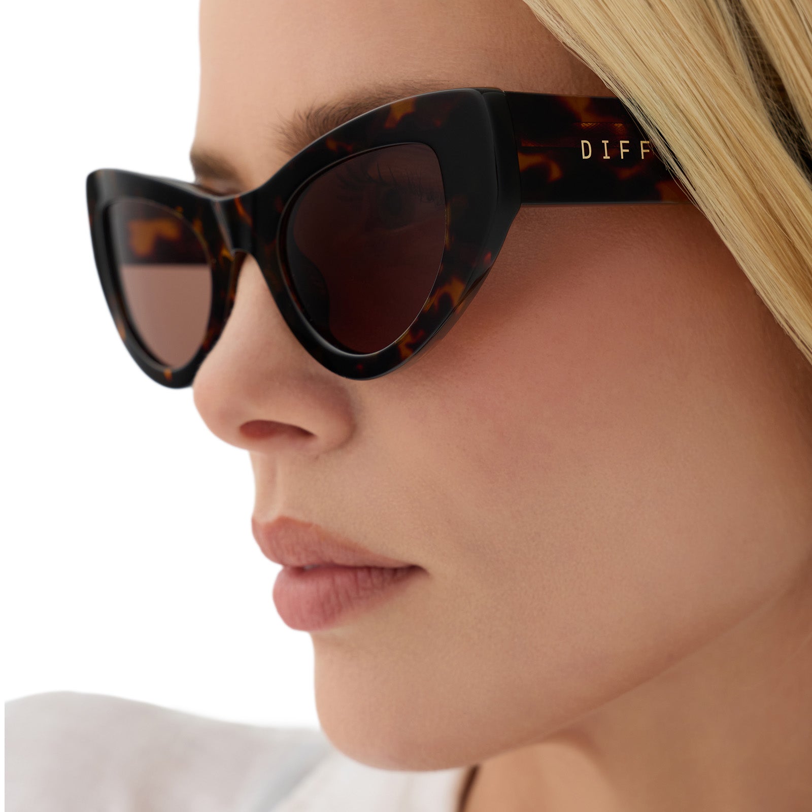 on model - female wearing beach riot x diff eyewear the mesa cat eye sunglasses with a tortoise acetate frame and brown lenses detailed view