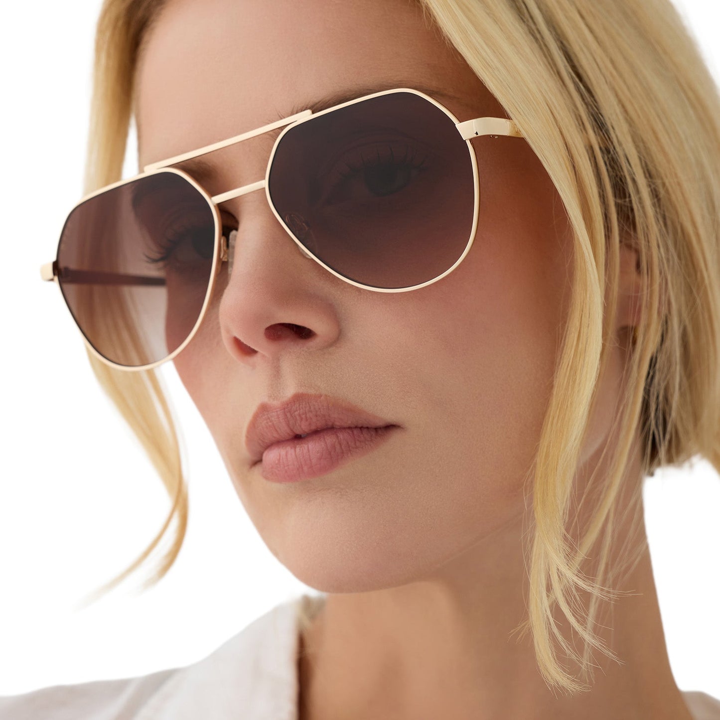 on model - female wearing beach riot x diff eyewear the reserve aviator sunglasses with a gold metal frame and brown gradient lenses front view