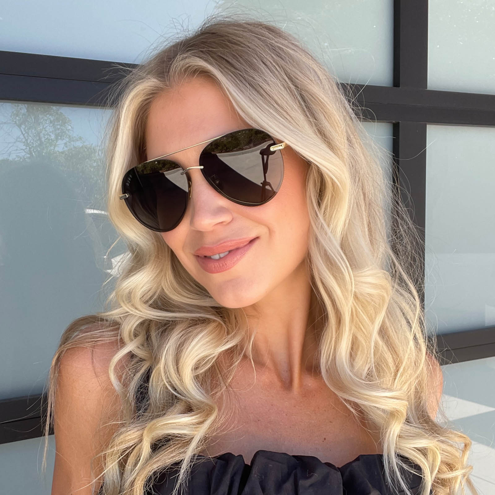lifestyle - maggiehjackson wearing the lenox in gold black and grey gradient polarized sunglasses