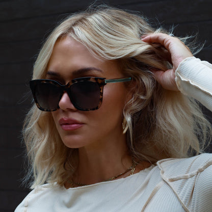 minimally_her wearing diff eyewear bella square sunglasses with a espresso tortoise frame and grey gradient polarized