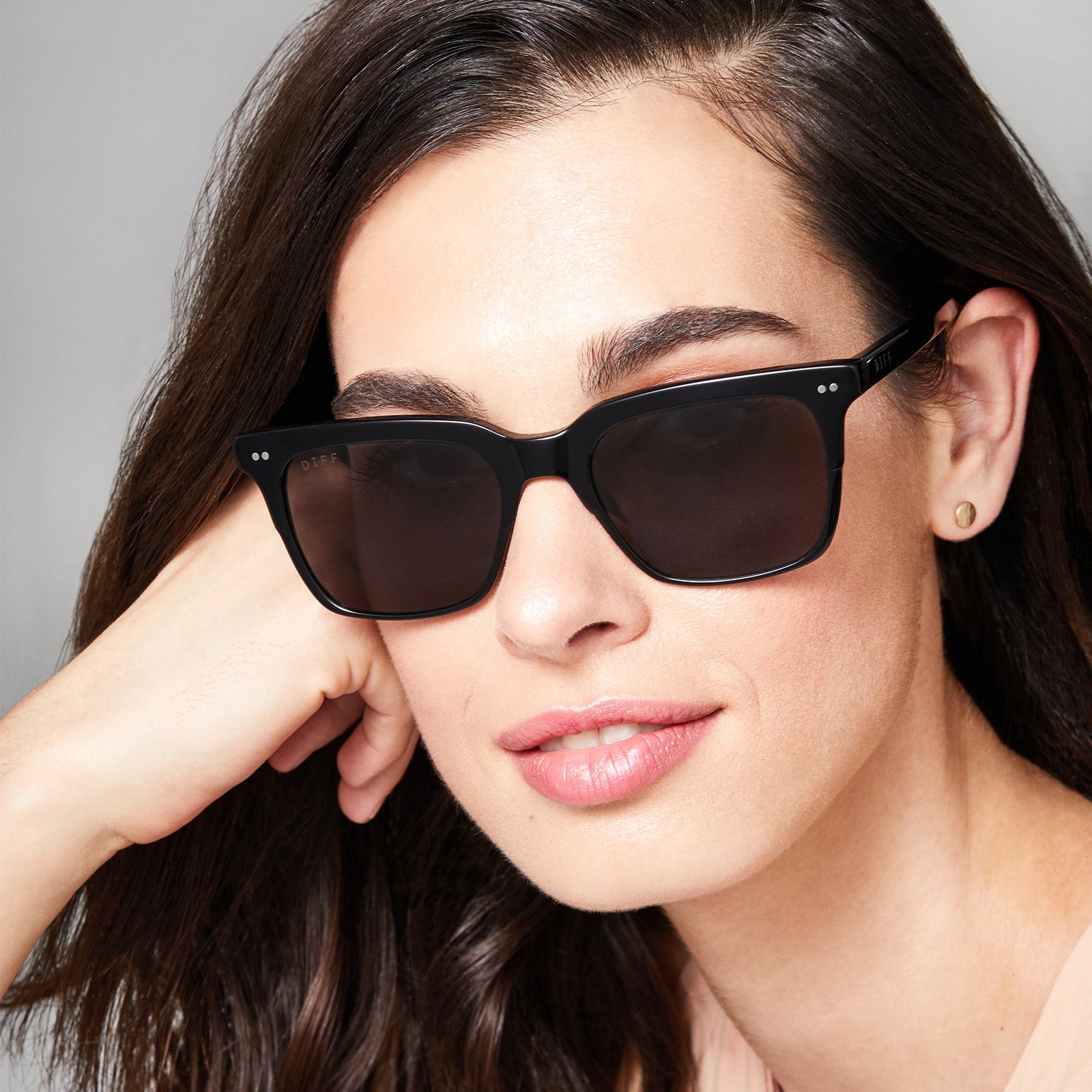 lifestyle - on model female brunette wearing billie black grey polarized sunglasses diff eyewear