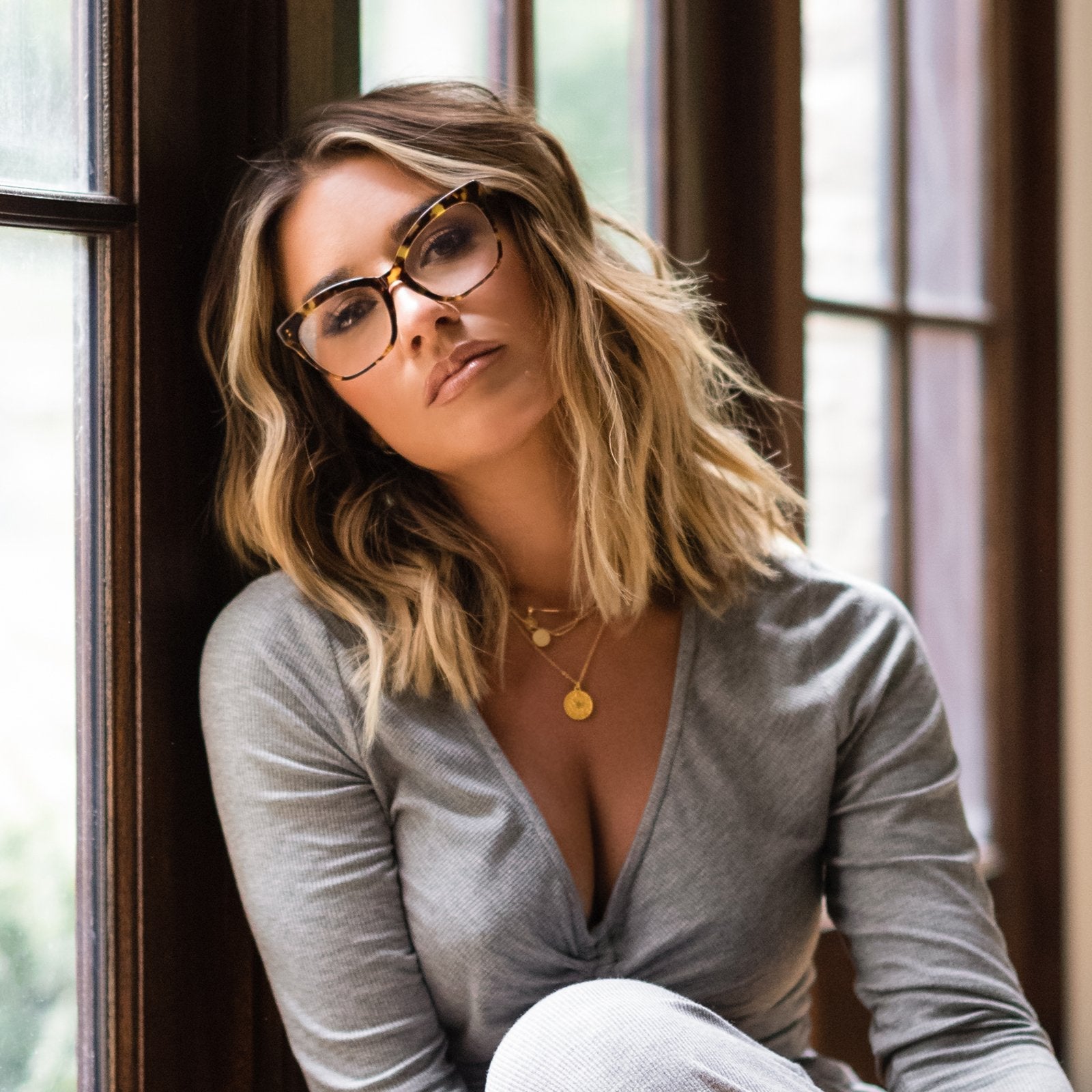 Lifestyle - jessie james decker wearing jessie james decker - winston - amber tortoise + clear prescription glasses
