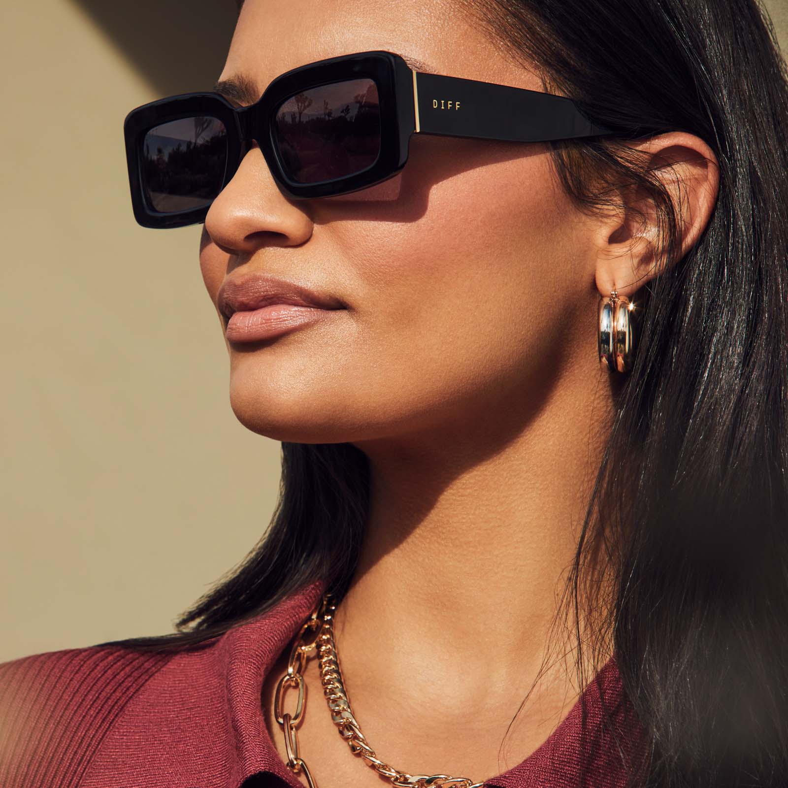 on model - female wearing diff eyewear indy rectangular sunglasses with a black acetate frame and grey polarized lenses side view