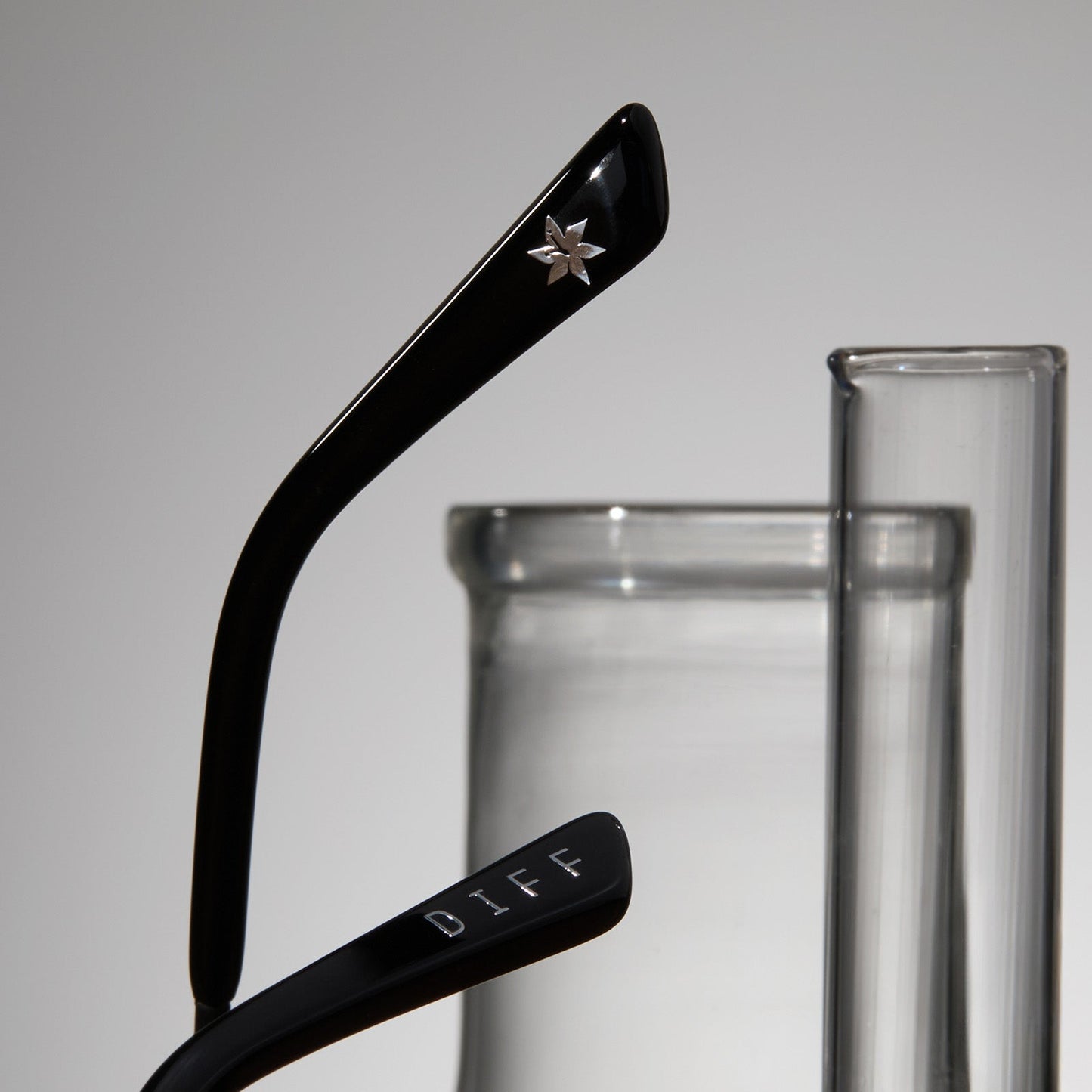 lifestyle - harry potter x diff eyewear featuring the snape round sunglasses temple tip view