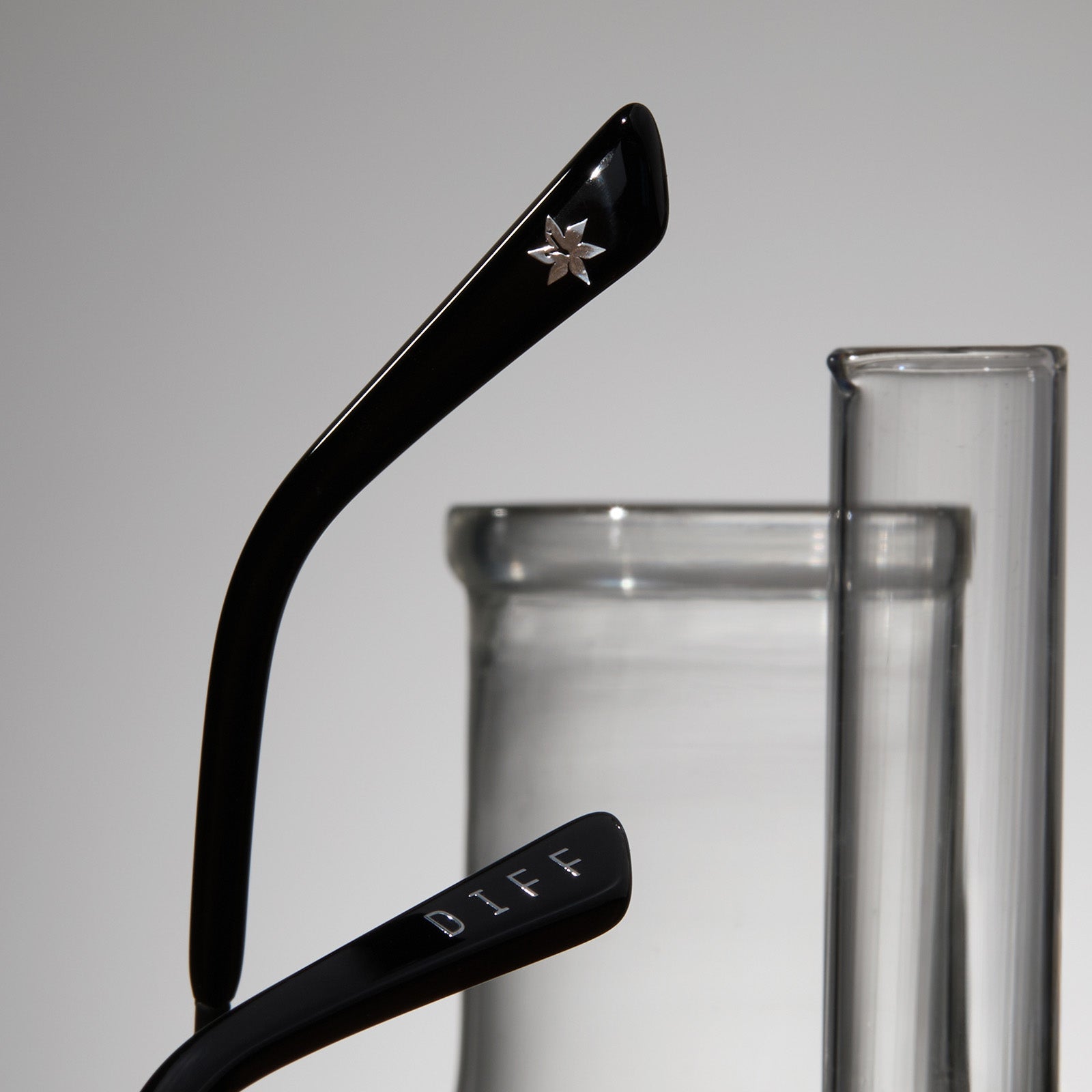 lifestyle - harry potter x diff eyewear featuring the snape round sunglasses temple tip view