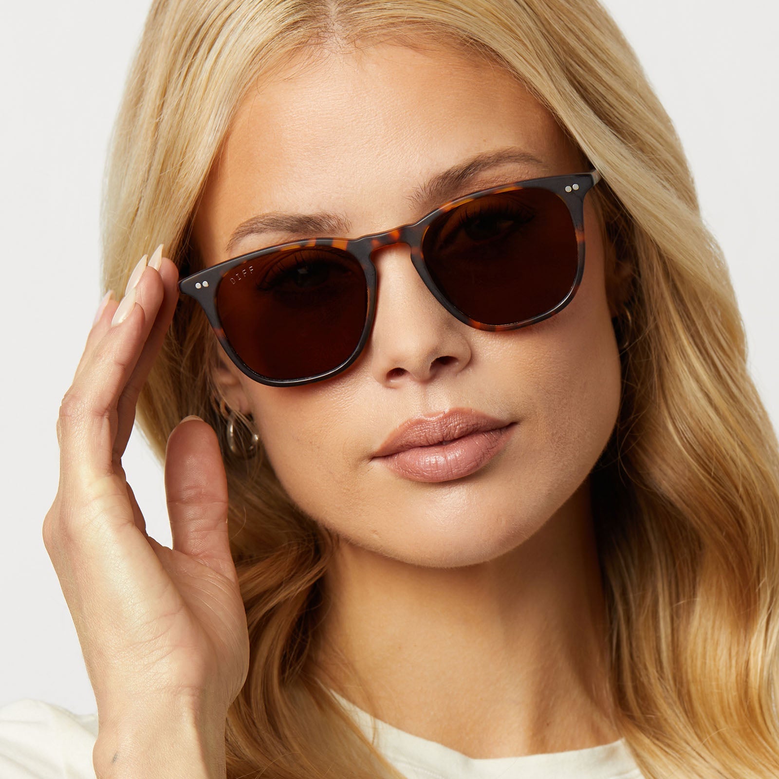 on model - woman wearing diff eyewear featuring the maxwell xl square sunglasses with a matte rich tortoise frame and brown polarized lenses front view