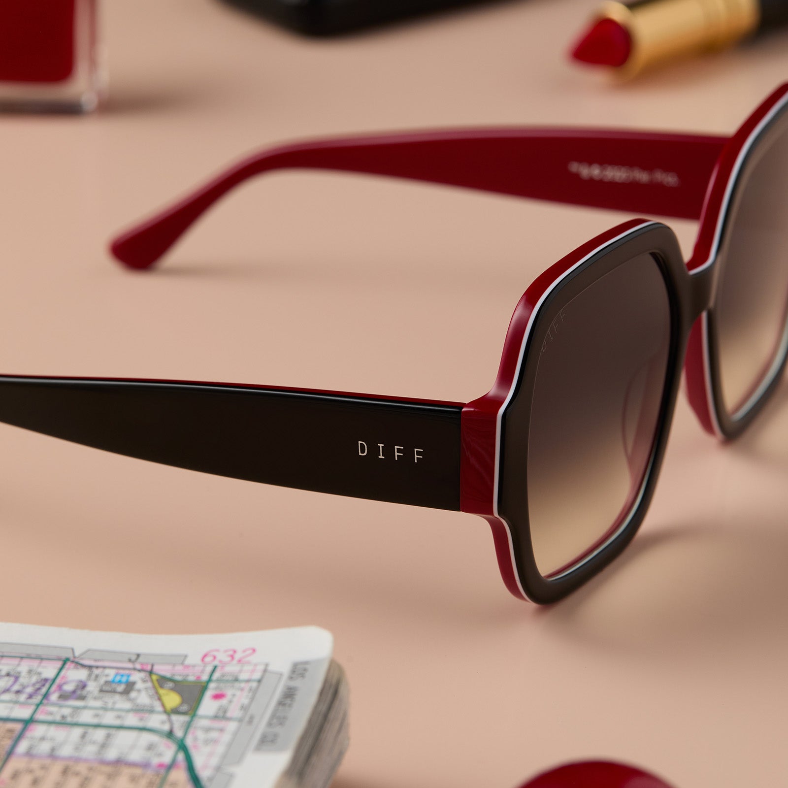 lifestyle - clueless x diff eyewear featuring the dionne square sunglasses with a black frame and grey gradient lenses detailed view