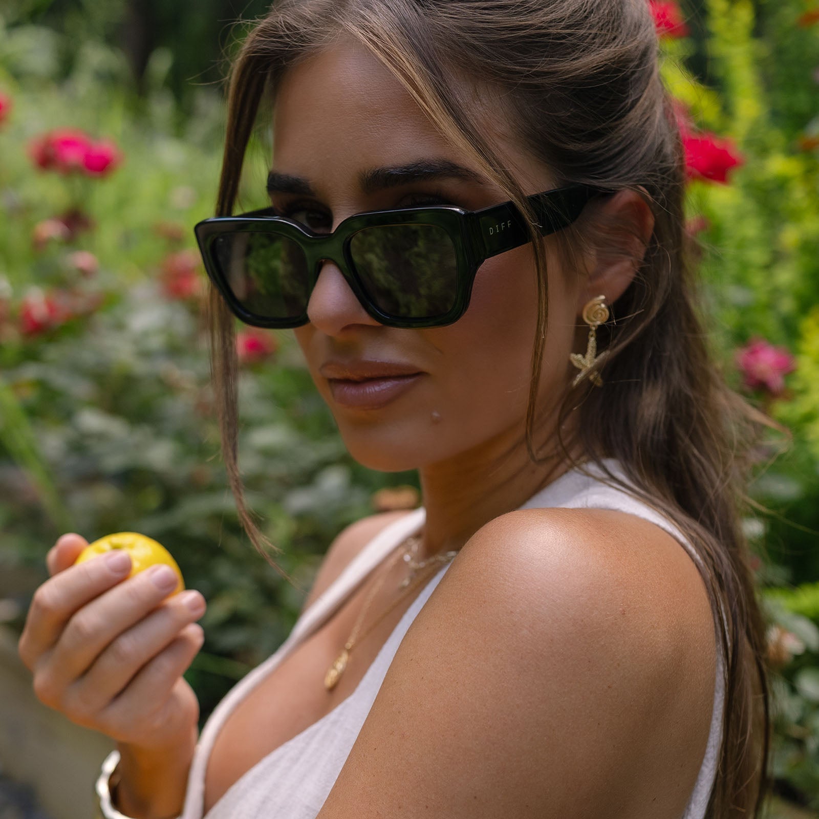 lifestyle - jessie james decker wearing diff eyewear loren square sunglasses with a black frame and grey lenses angled view