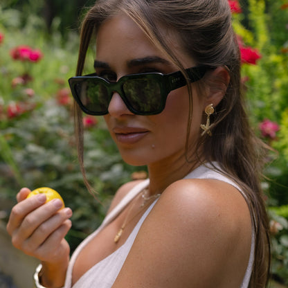 lifestyle - jessie james decker wearing diff eyewear loren square sunglasses with a black frame and grey lenses angled view