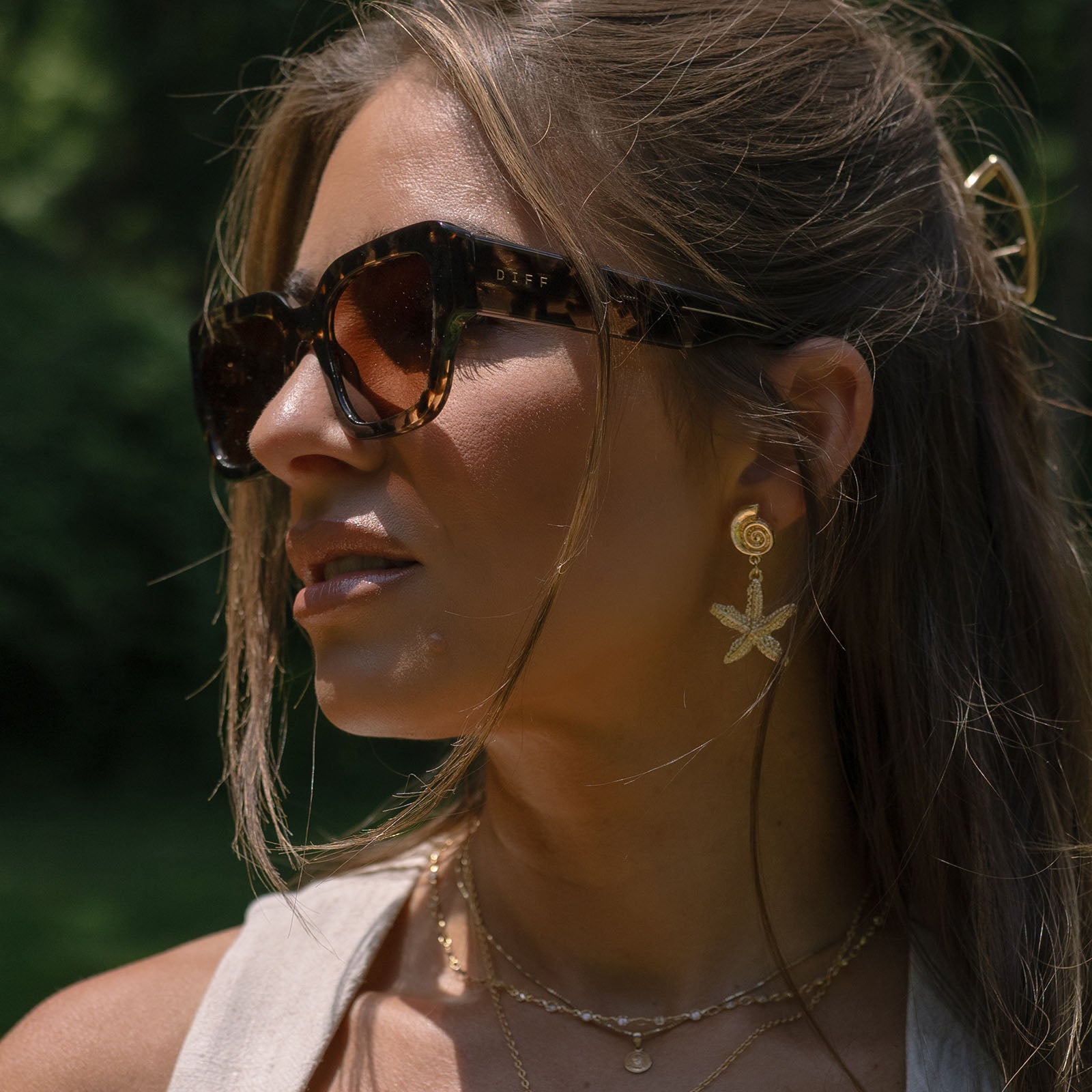 lifestyle - jessie james decker wearing diff eyewear loren square sunglasses with a espresso tortoise frame and brown lenses side view