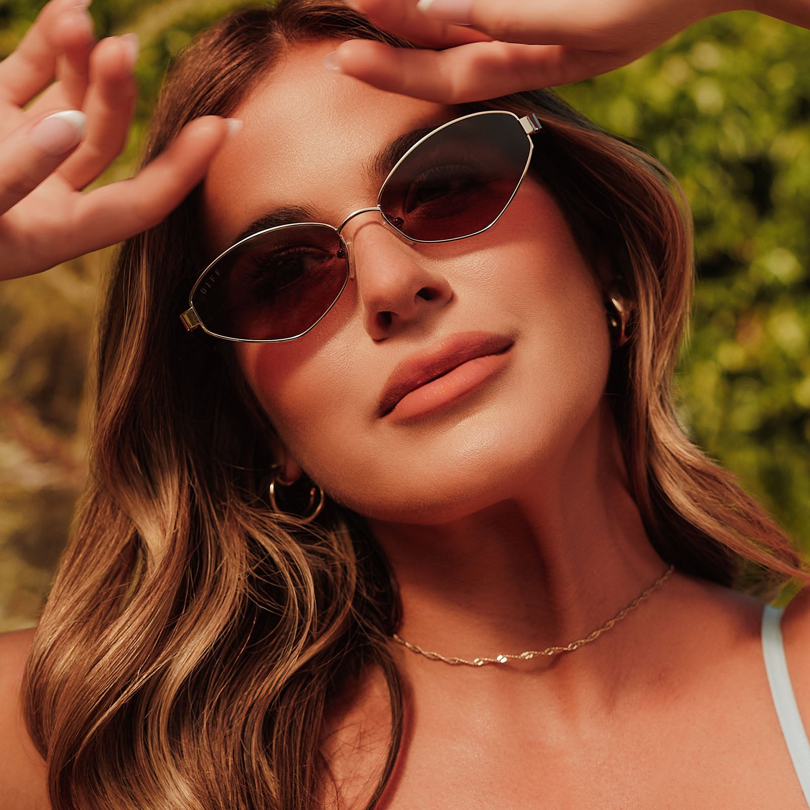 lifestyle - female jojo fletcher wearing diff eyewear jordy cat eye sunglasses with a gold metal frame with horn tortoise temples and brown lenses outside