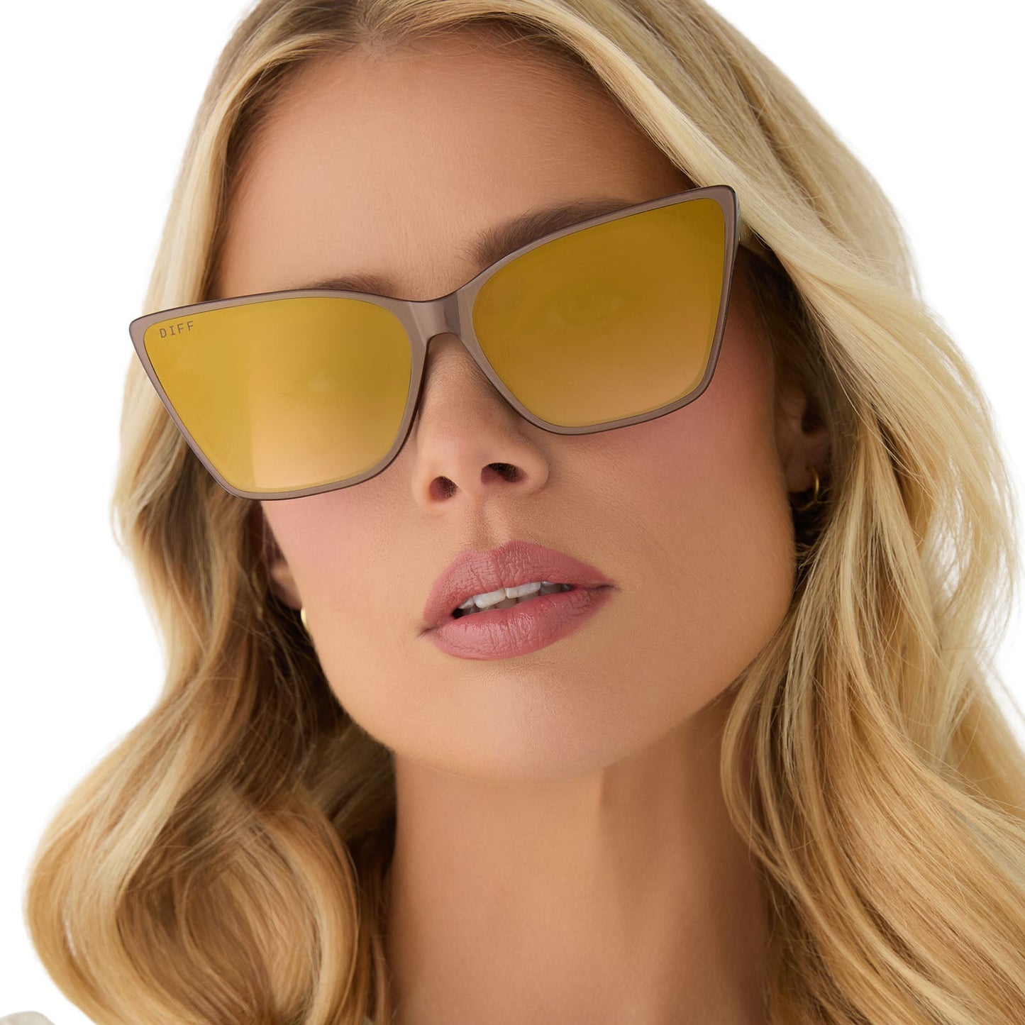 on model - female wearing diff eyewear featuring the alina cat eye sunglasses with a moscow mule brown opalescent frame and brown gradient gold flash lenses front view