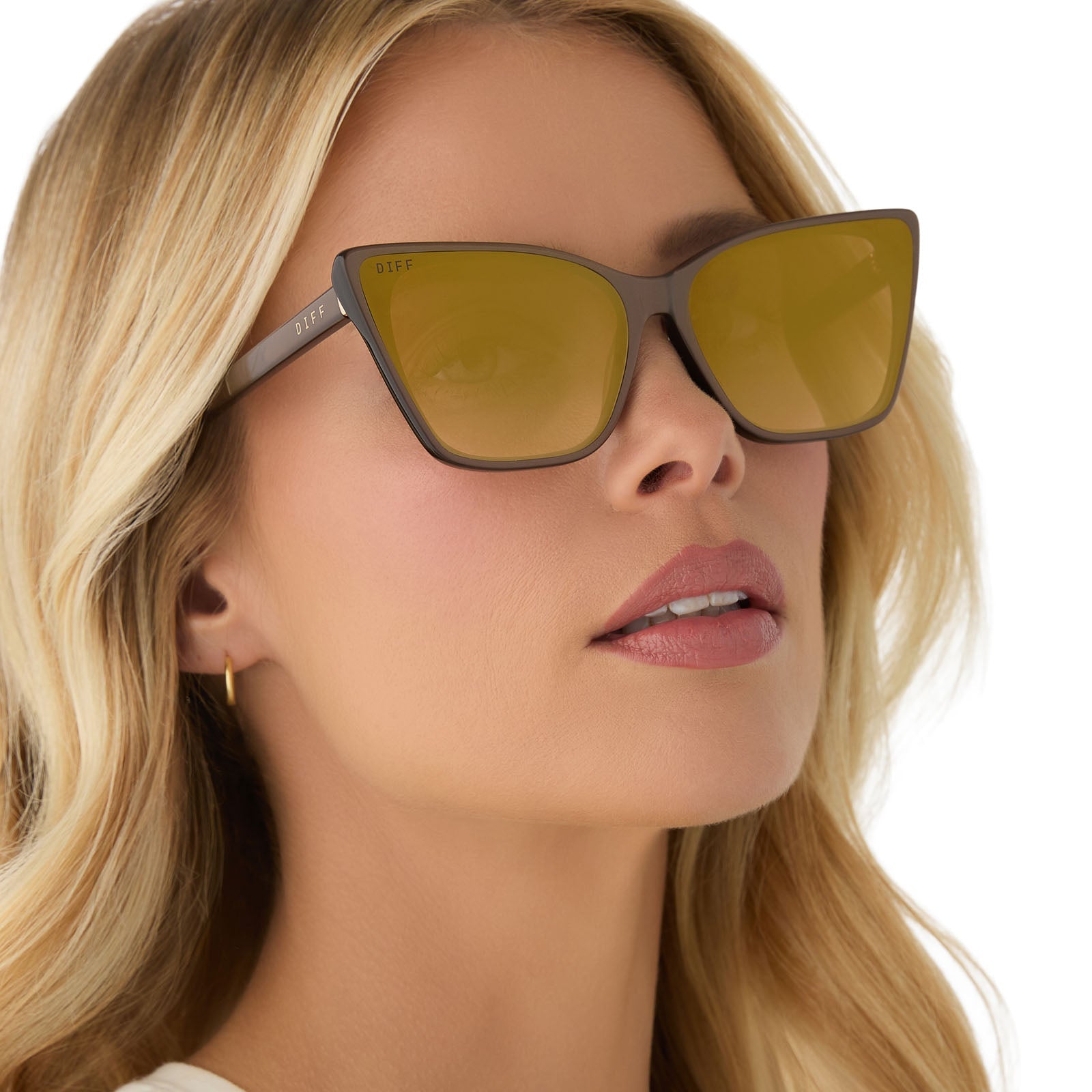 on model - female wearing diff eyewear featuring the alina cat eye sunglasses with a moscow mule brown opalescent frame and brown gradient gold flash lenses angled view