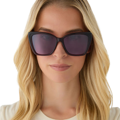 on model - female wearing diff eyewear featuring the becky ii cat eye sunglasses with a black + aubergine temple tips frame and aubergine with silver flash polarized lenses front view