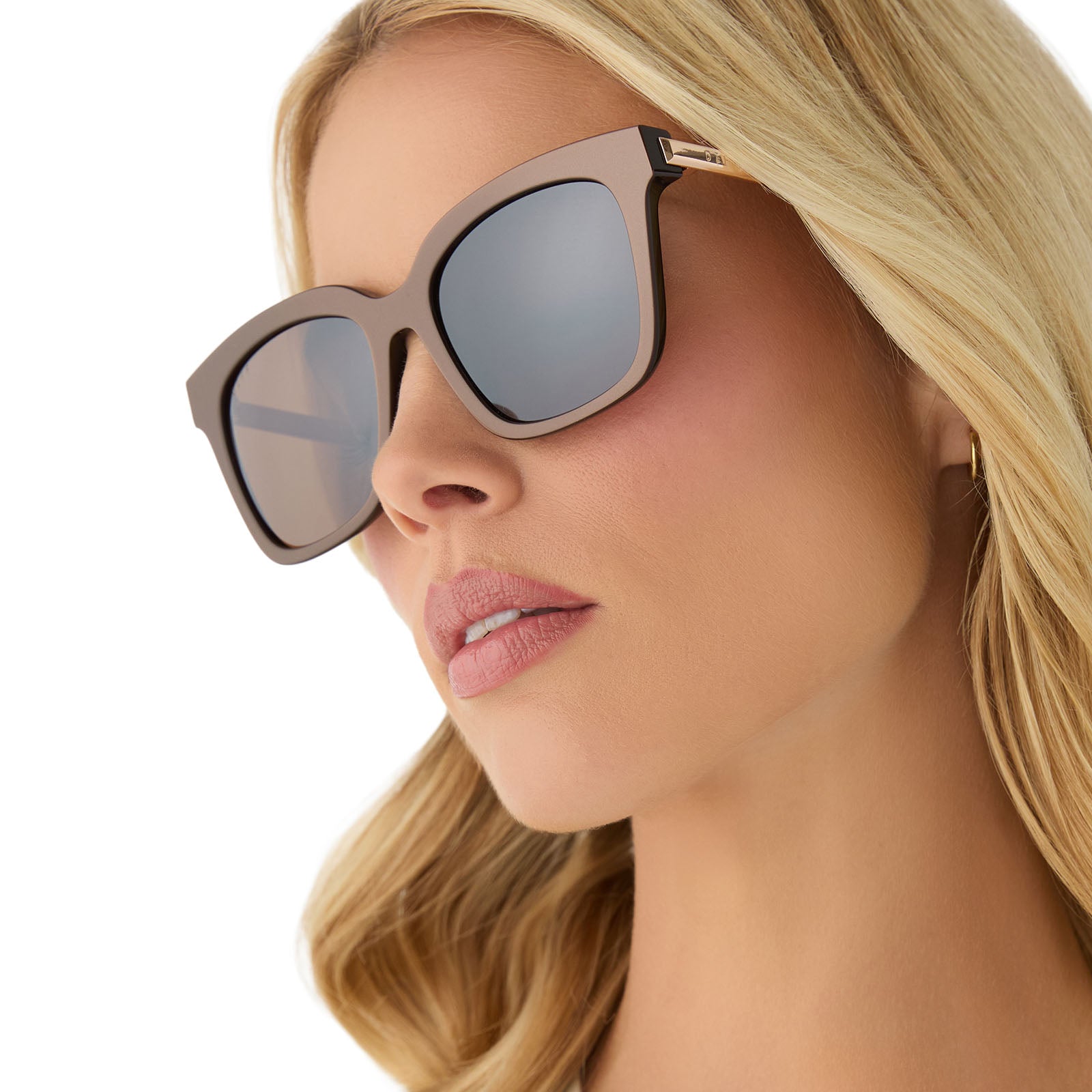 on model - female wearing diff eyewear featuring the bella square sunglasses with a moscow mule brown opalescent frame and brown w/ gold flash lenses angled view