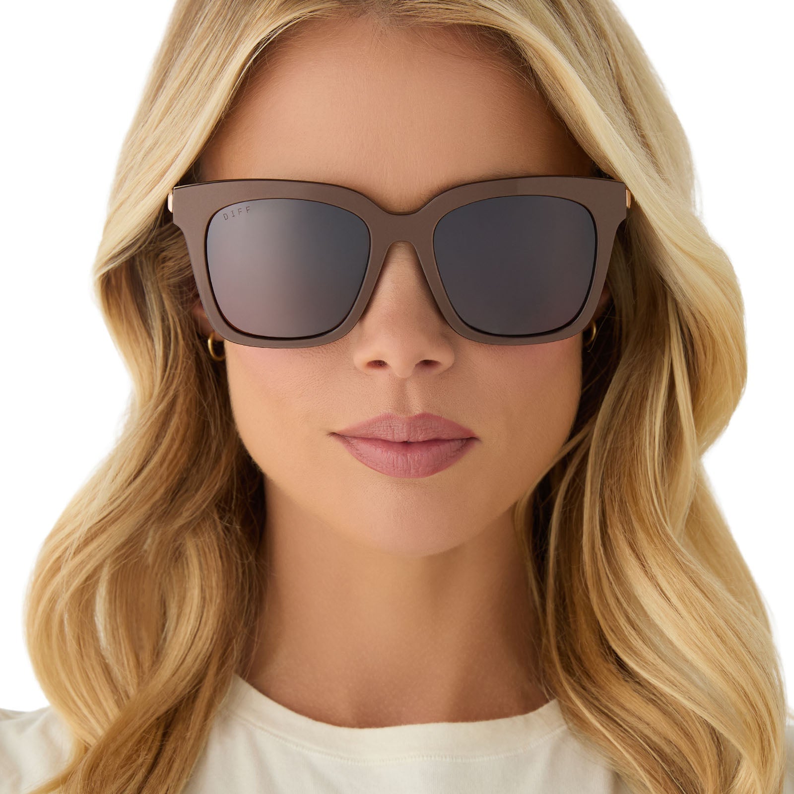 on model - female wearing diff eyewear featuring the bella square sunglasses with a moscow mule brown opalescent frame and brown w/ gold flash lenses front view