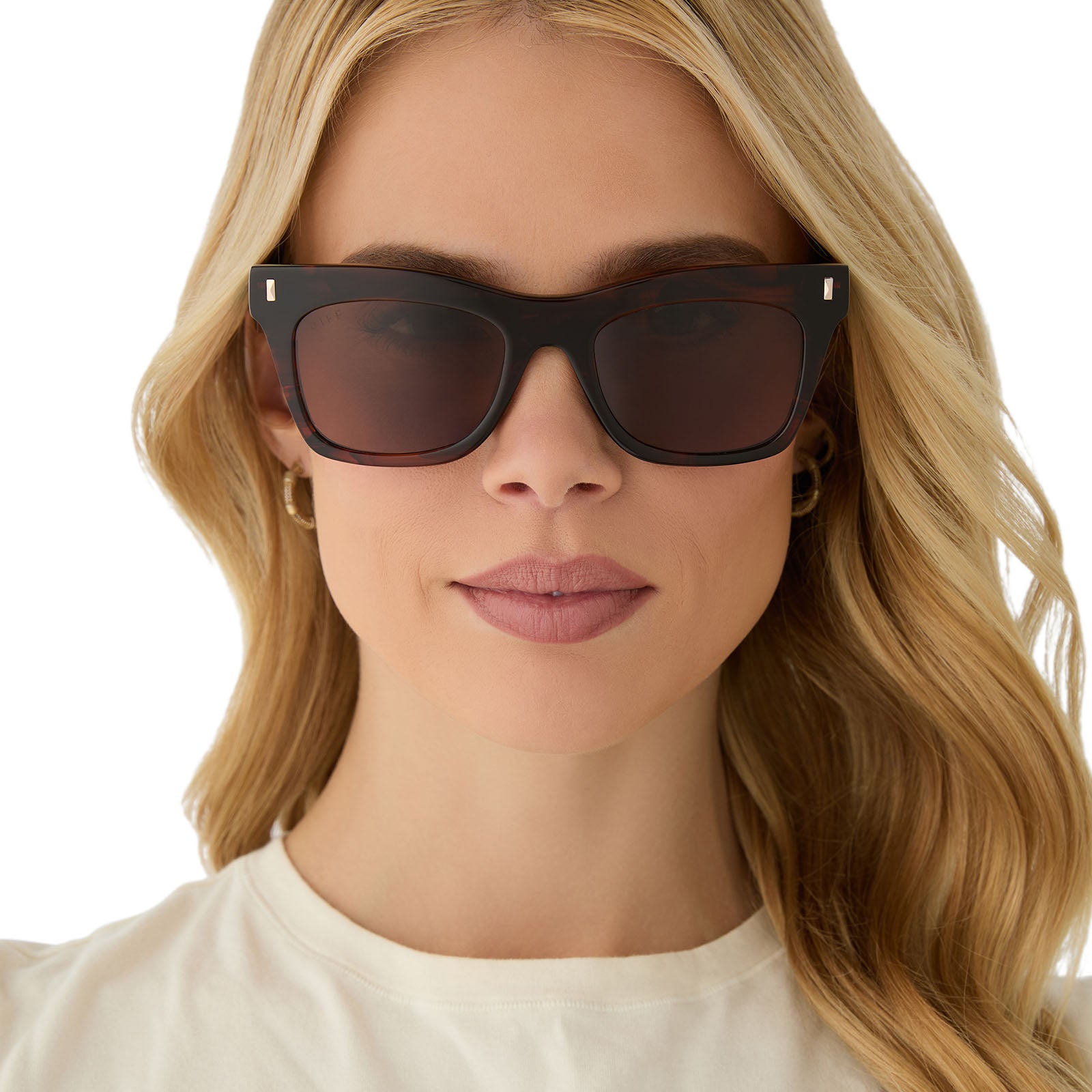 on model - female wearing diff eyewear featuring the bradley cat eye sunglasses with a sequoia tortoise frame and brown lenses front view