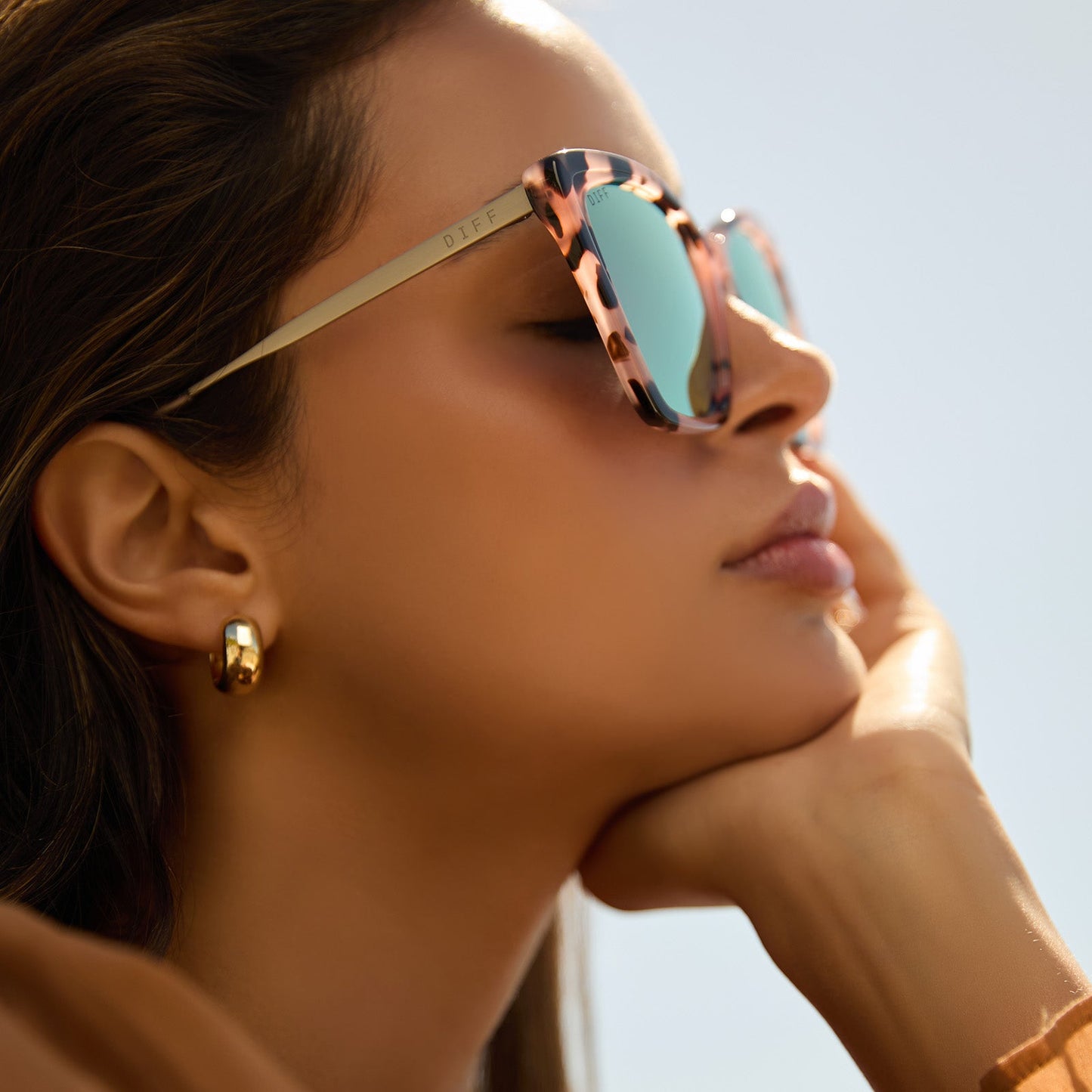 lifestyle - female at the beach wearing diff eyewear becky ii in himalayan tortoise and taupe mirror polarized sunglasses side view