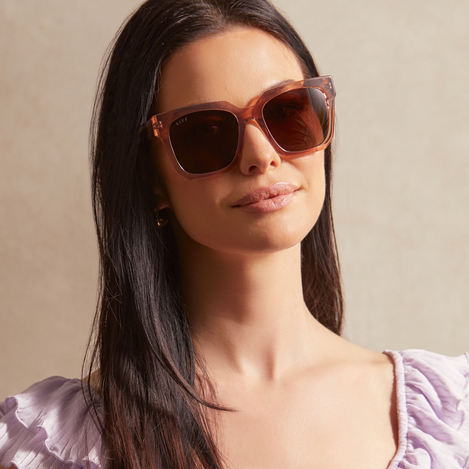 on model - female wearing diff eyewear ariana ii square oversized sunglasses with a cafe ole brown acetate frame and brown gradient polarized lenses front view