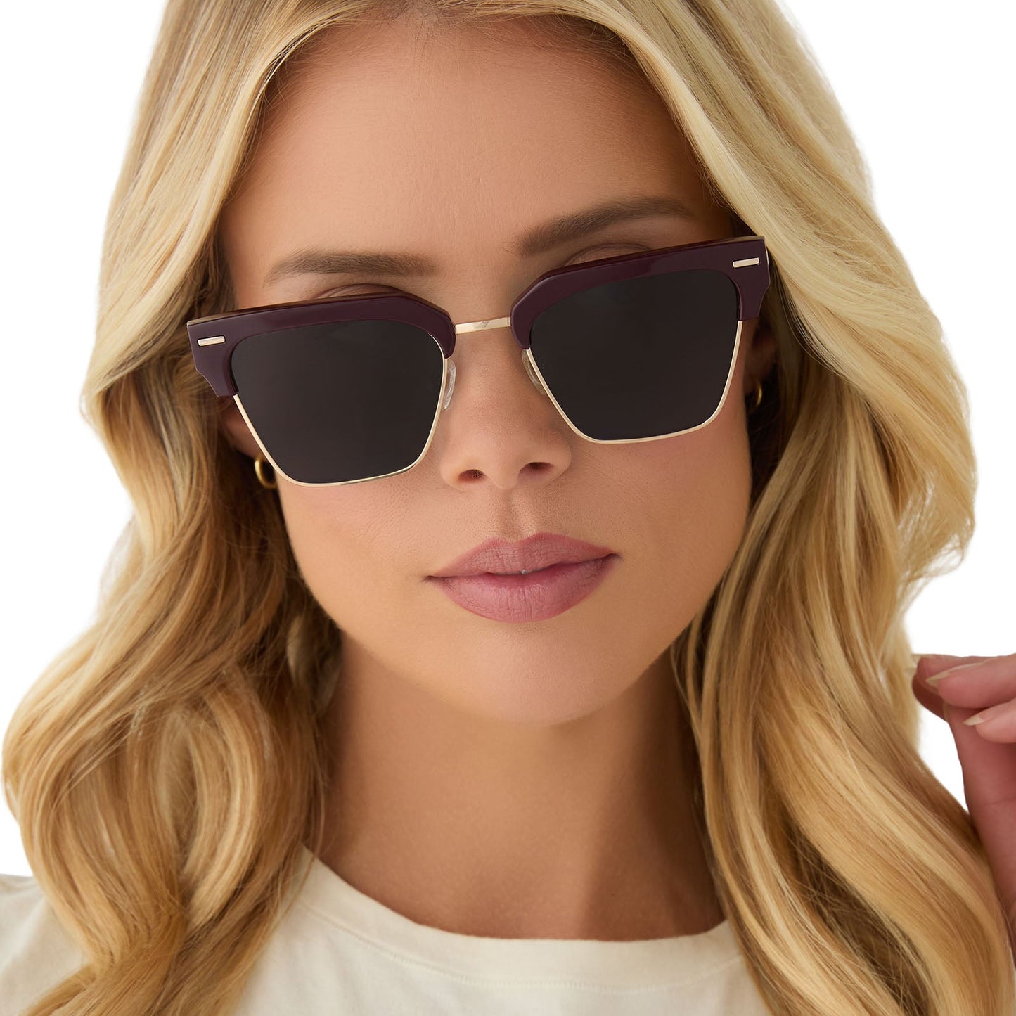 on model - female wearing diff eyewear featuring the capri rectangle sunglasses with a dark cherry lacquer frame and grey polarized lenses front view