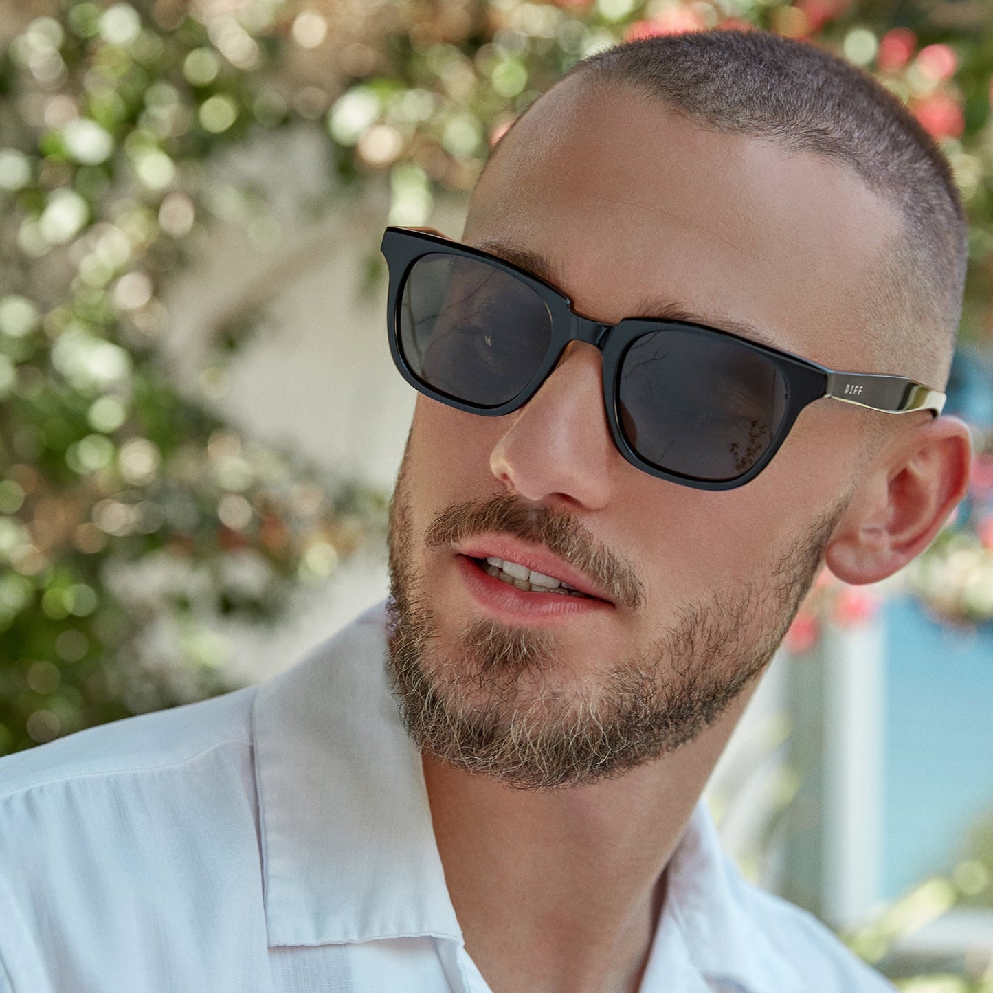 male model wearing the colton in black and grey polarized