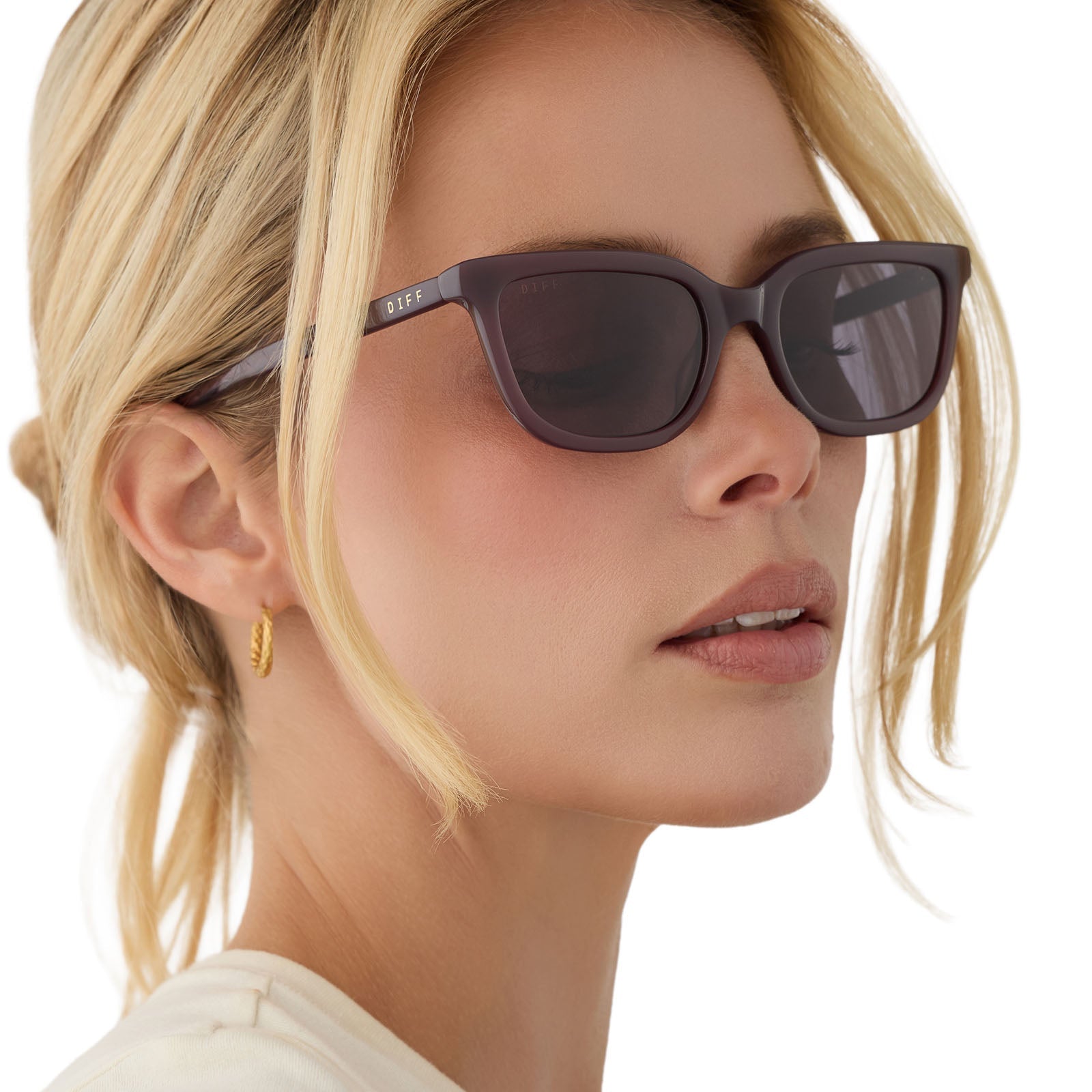 on model - blonde female wearing diff eyewear hannah square sunglasses with a cocoa powder brown acetate frame and grey lenses angled view